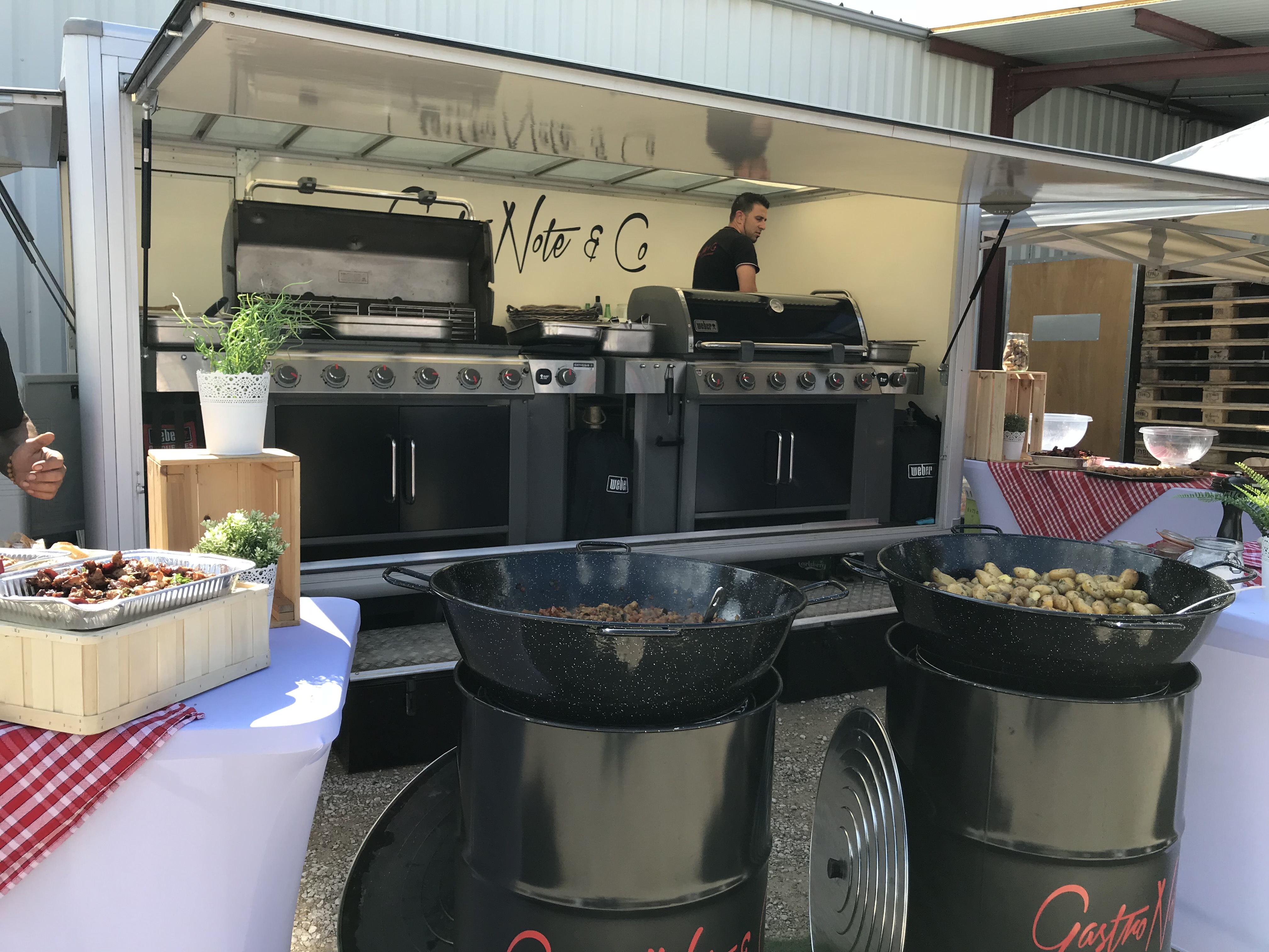 Service déjeuner food truck entreprise Bruxelles camions alignés parvis · INNOV'events