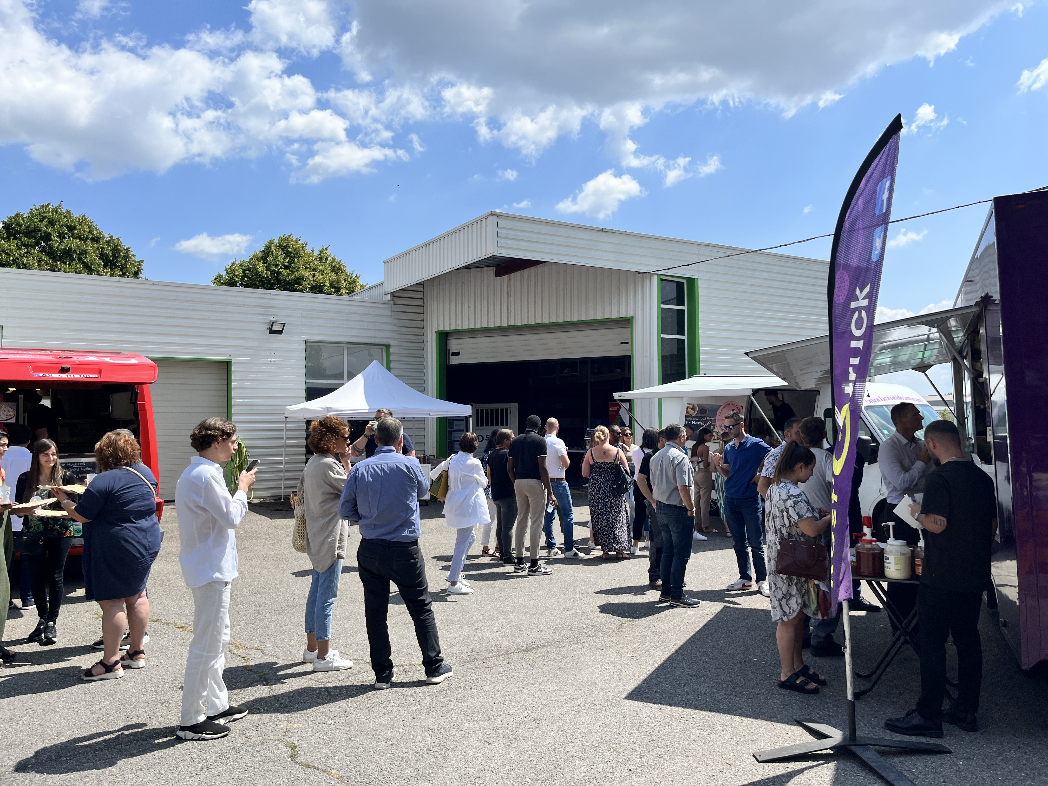 Eventlocatie foodtruck verhuur Brussel zicht op overdekte binnenruimte The Egg · INNOV'events