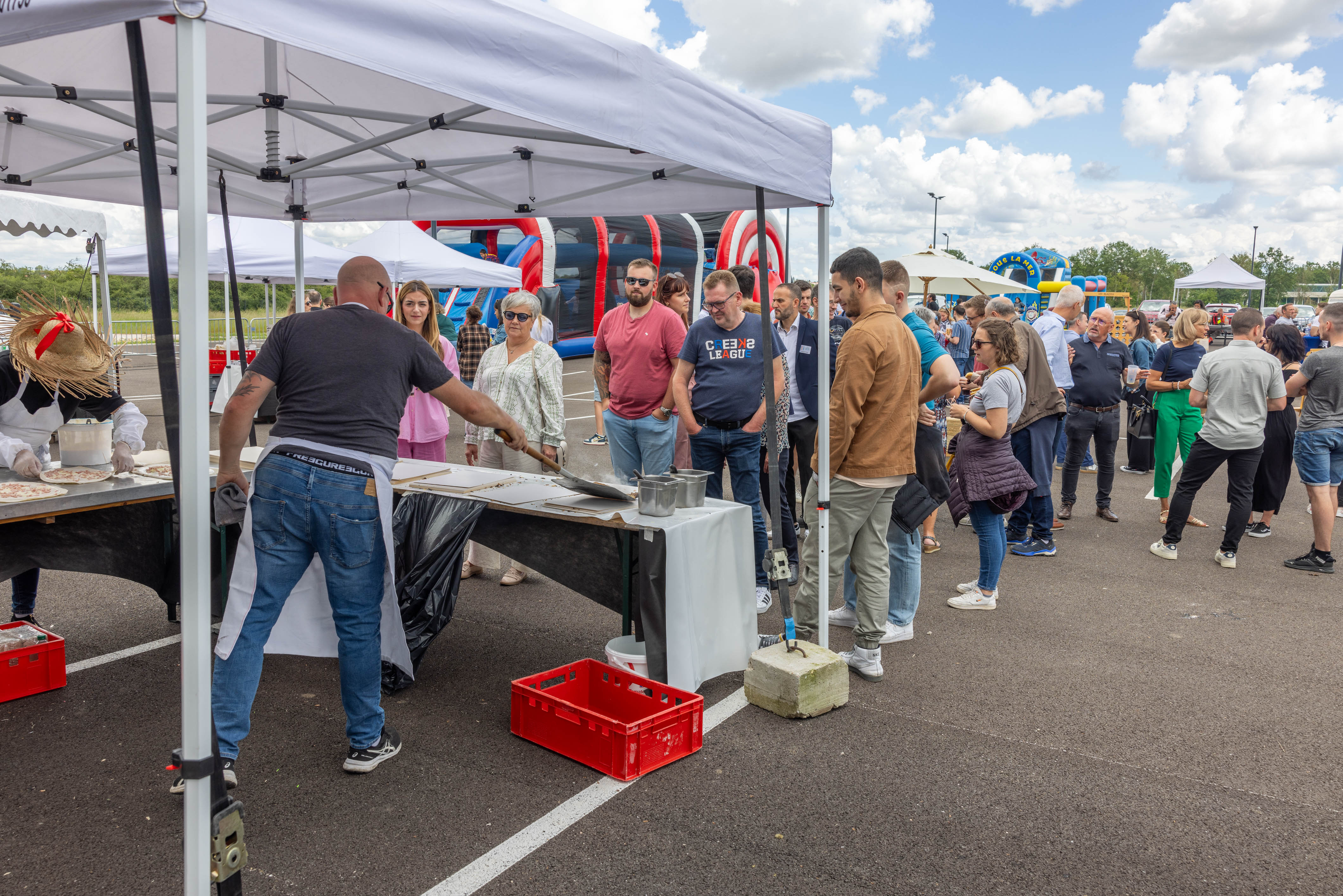 Reuzenspellen challenge Brussel deelnemers buiten naast foodtrucks · INNOV'events