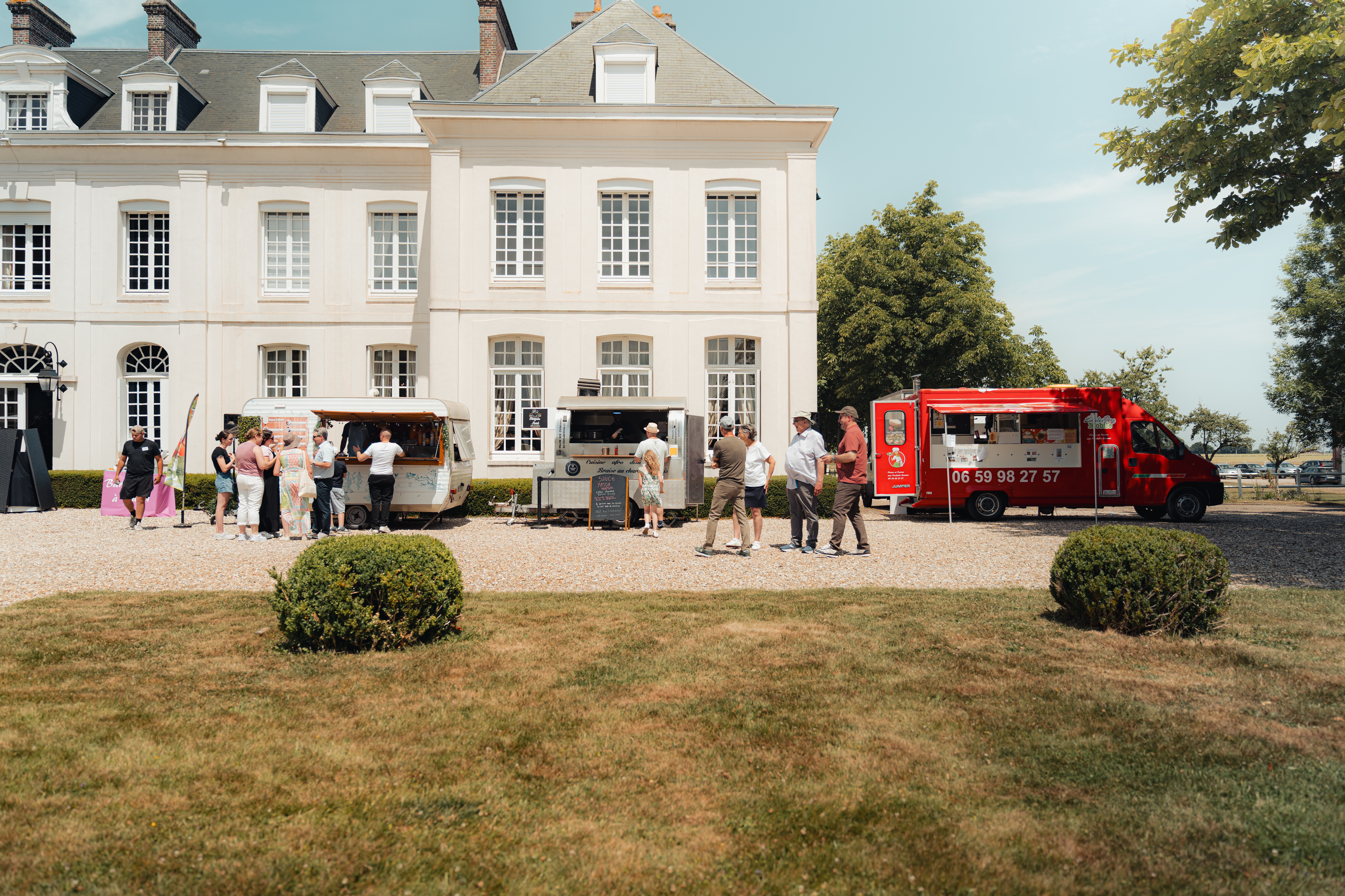 Foodtruck verhuur personeelsfeest Brussel bij zonsondergang · INNOV'events evenementenorganisatie