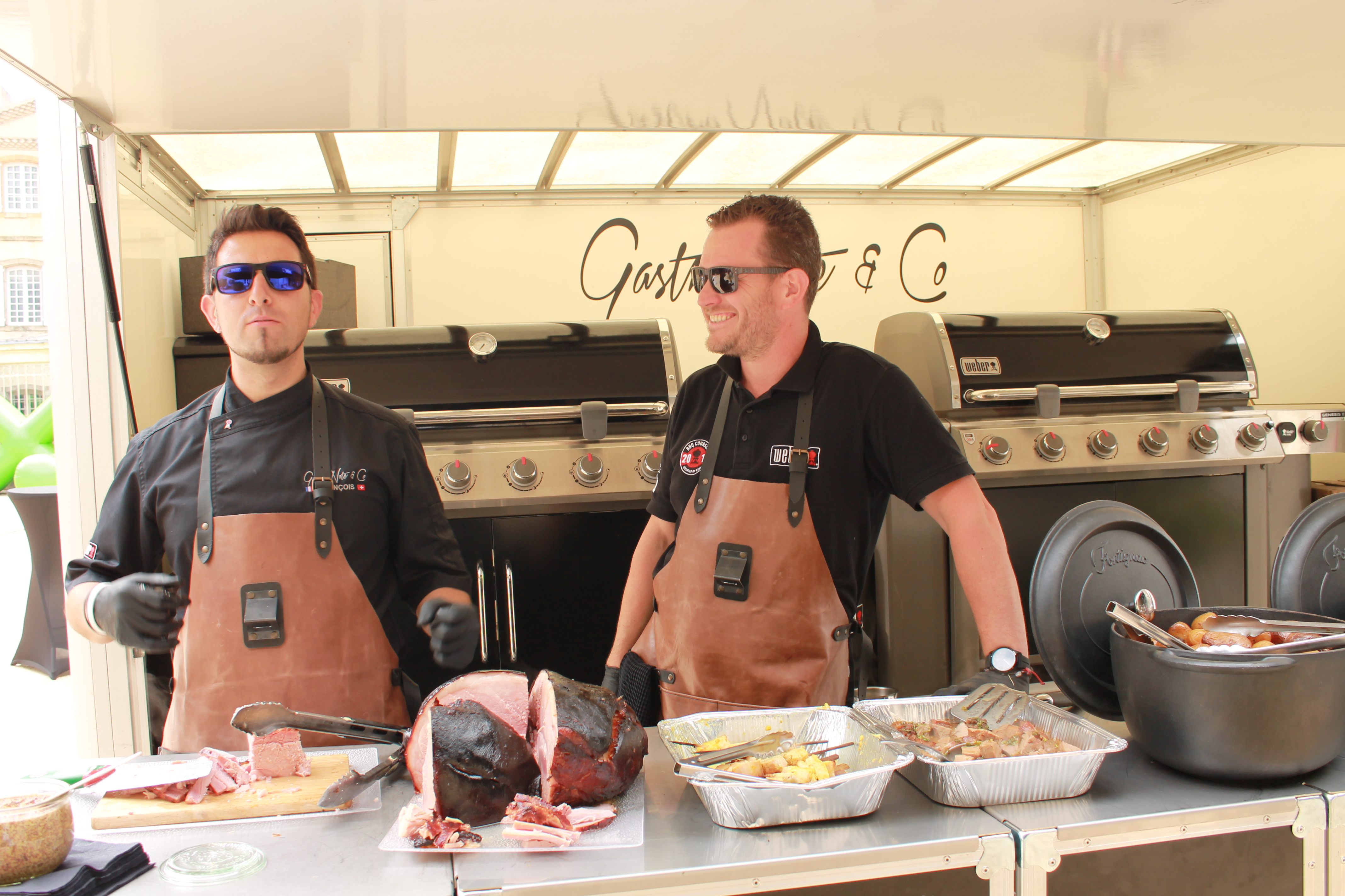 Foodtruck personeelsdag Luik meerdere keukenwagens buiten · INNOV'events
