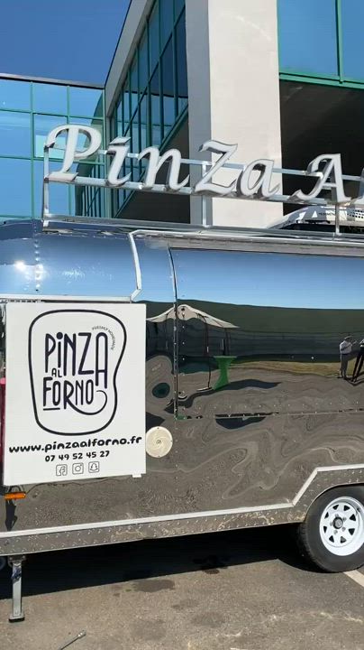 Deelnemers aan walking dinner met foodtrucks Brussel Cinquantenaire · INNOV'events