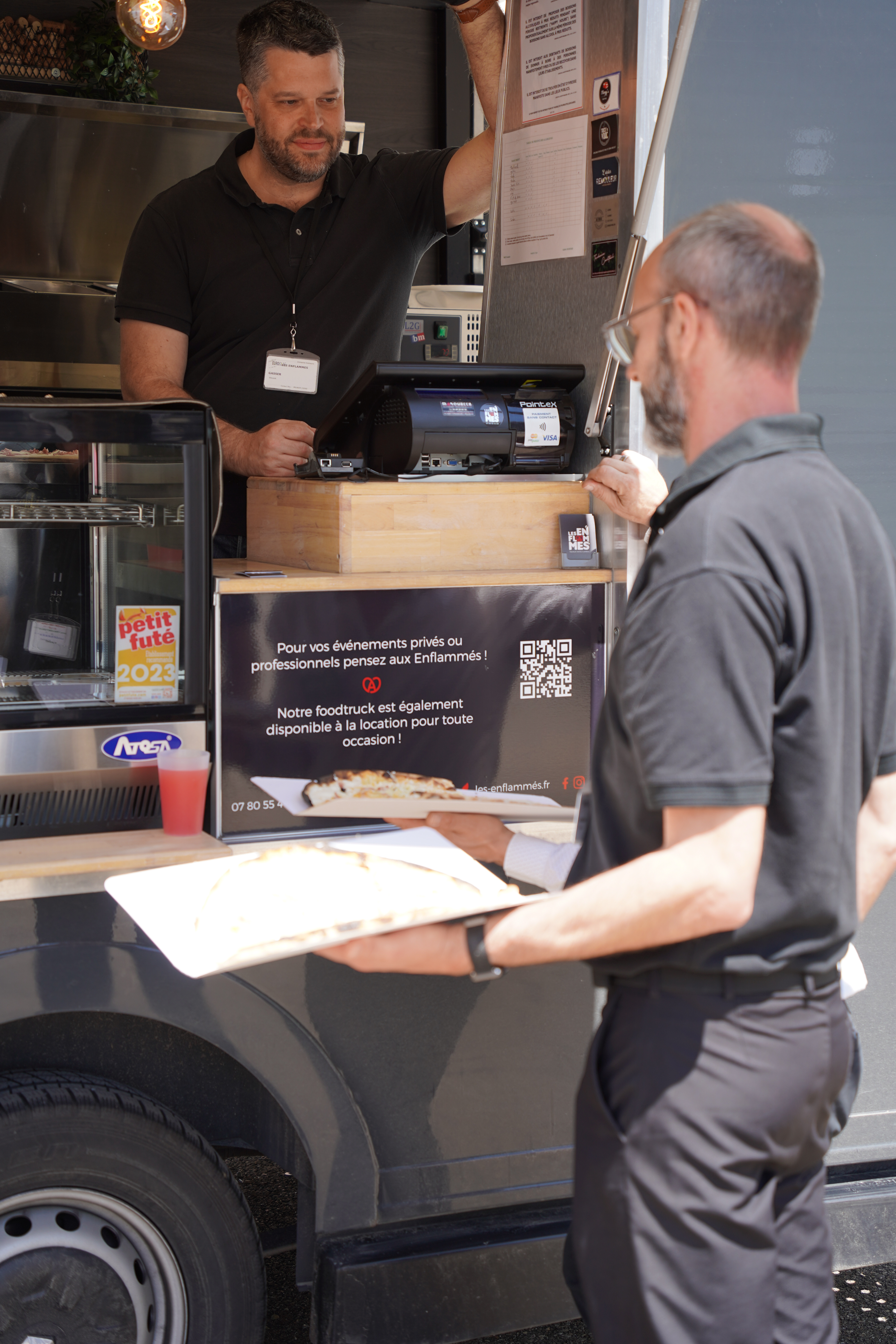 Foodtrucks opgesteld op binnenplein Tour & Taxis Brussel voor bedrijfsevenement · INNOV'events