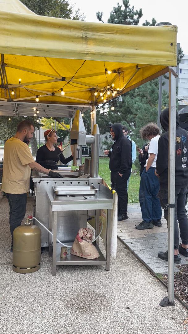 Foodtruck lunch bedrijfsdag Luik keukenwagen snelle service middag · INNOV'events