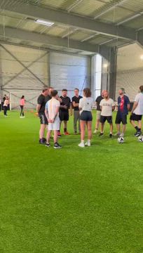 Teamactiviteit voetbalsimulator Brussel Europese wijk zaal met publiek · INNOV'events