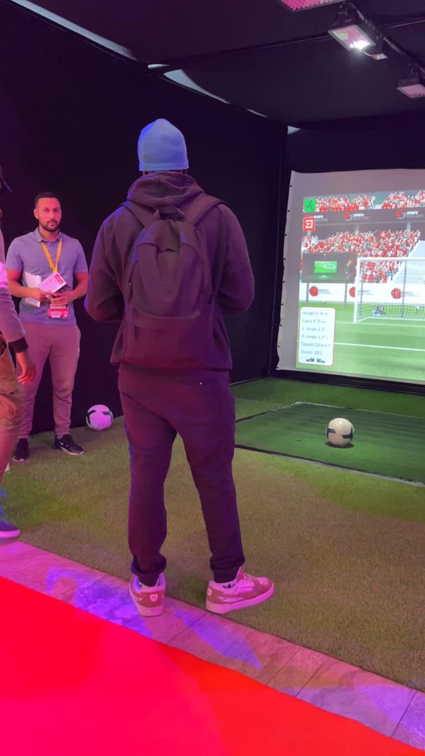 Voetbalsimulator challenge bedrijf Luik binnenterrein Cité Miroir · INNOV'events