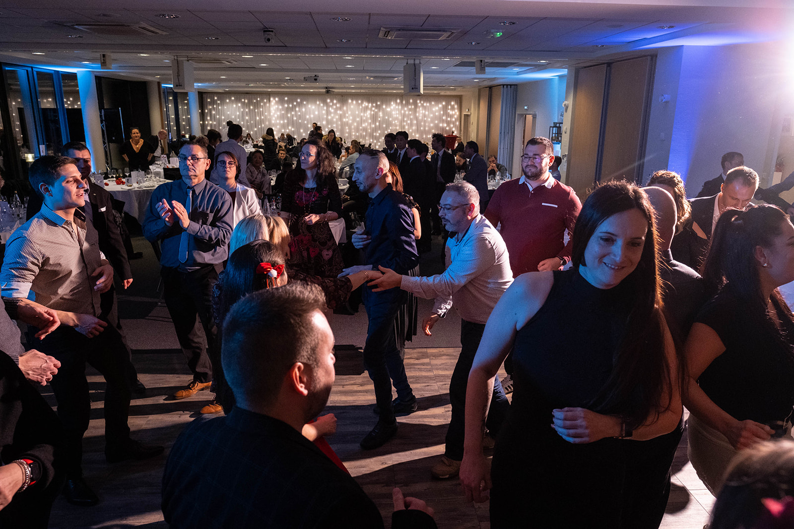 Staande cocktailreceptie Brussel Bozar foyer met gasten en champagneservice · INNOV'events