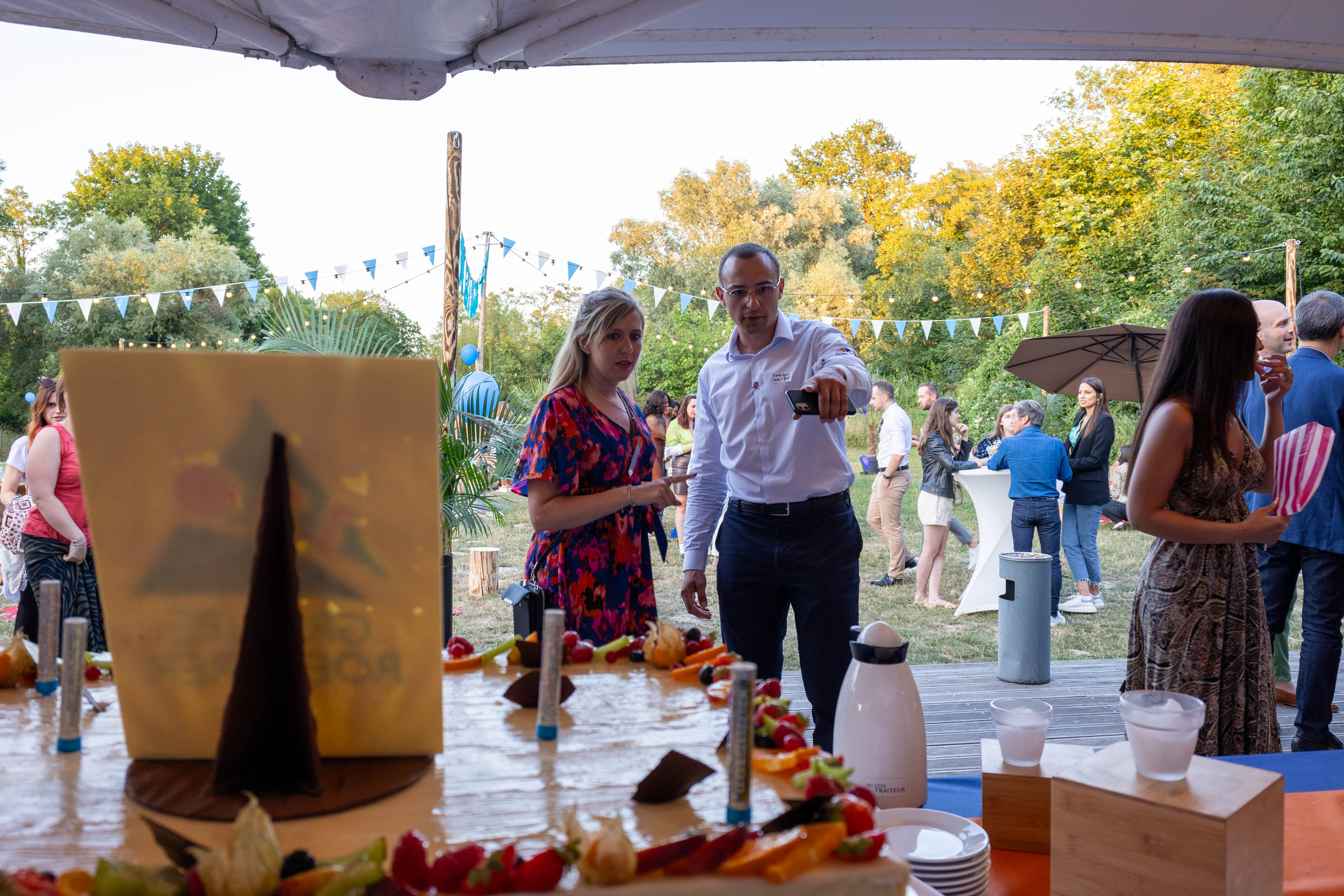 Cocktaildiner buiten garden party Antwerpen staand onthaal kaaien · INNOV'events