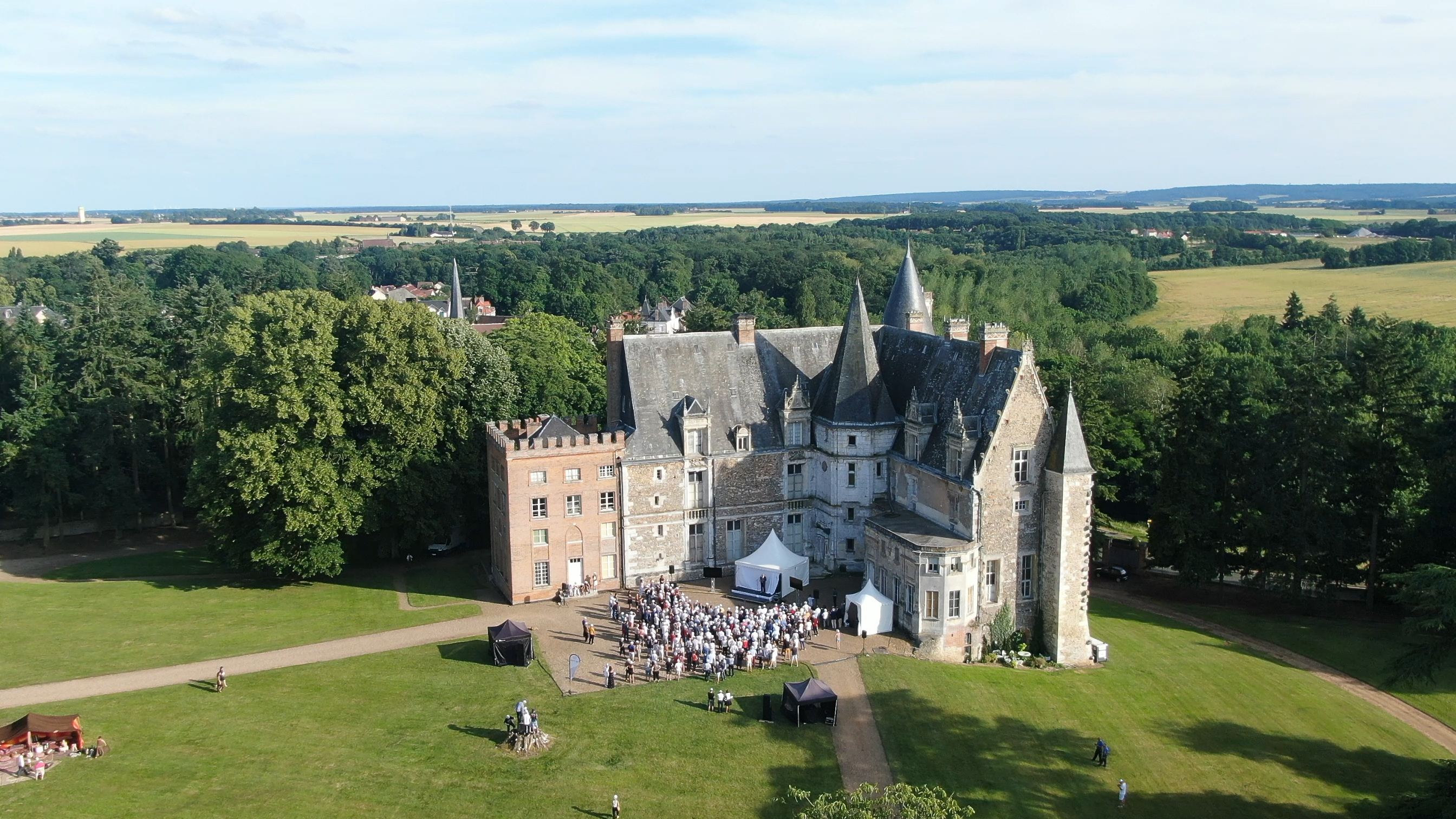Corporate garden party Liege parkland with catering and outdoor tables · INNOV'events