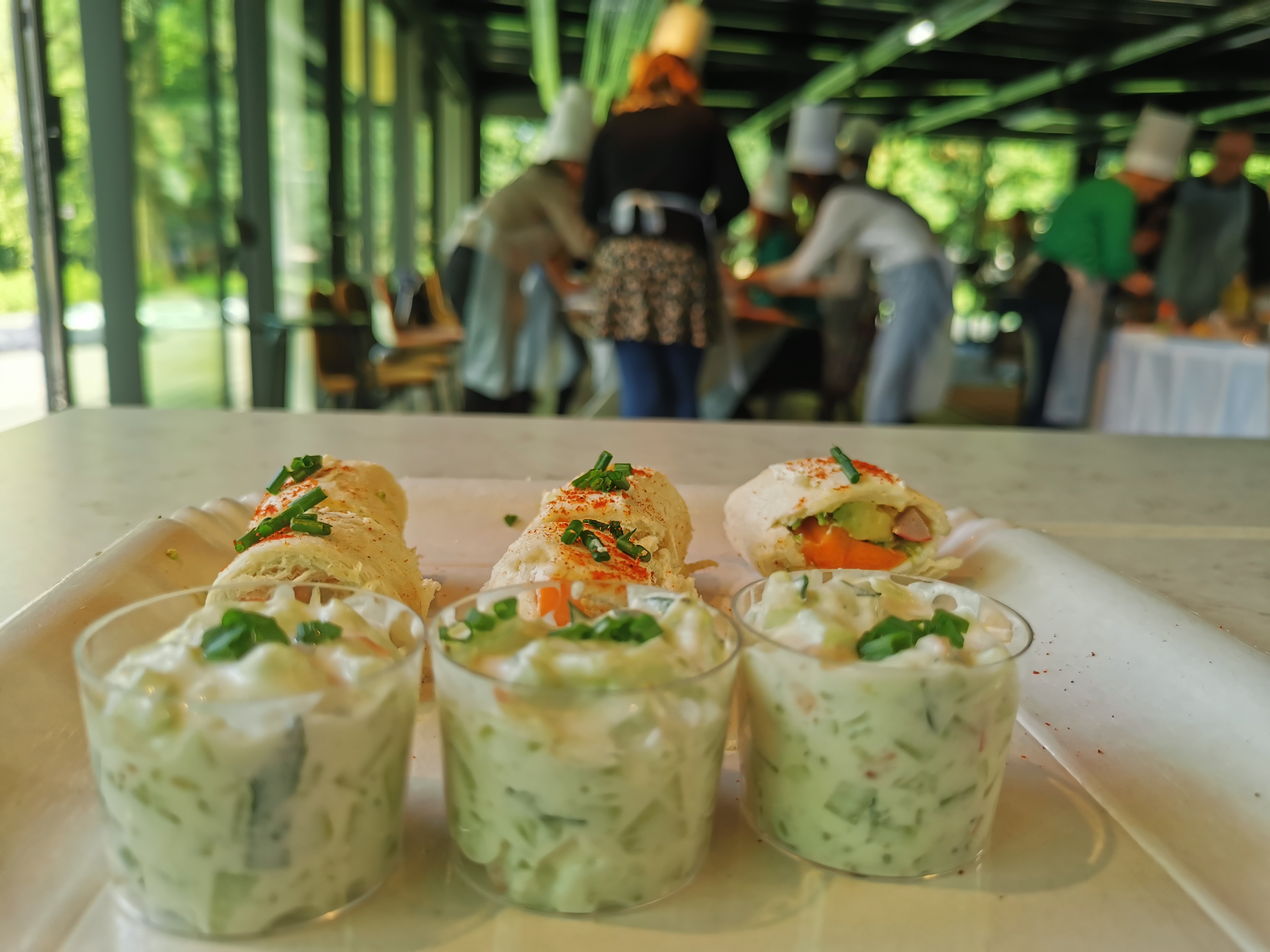 Moleculaire gastronomie workshop Luik deelnemers aan werktafel met Maas op achtergrond · INNOV'events