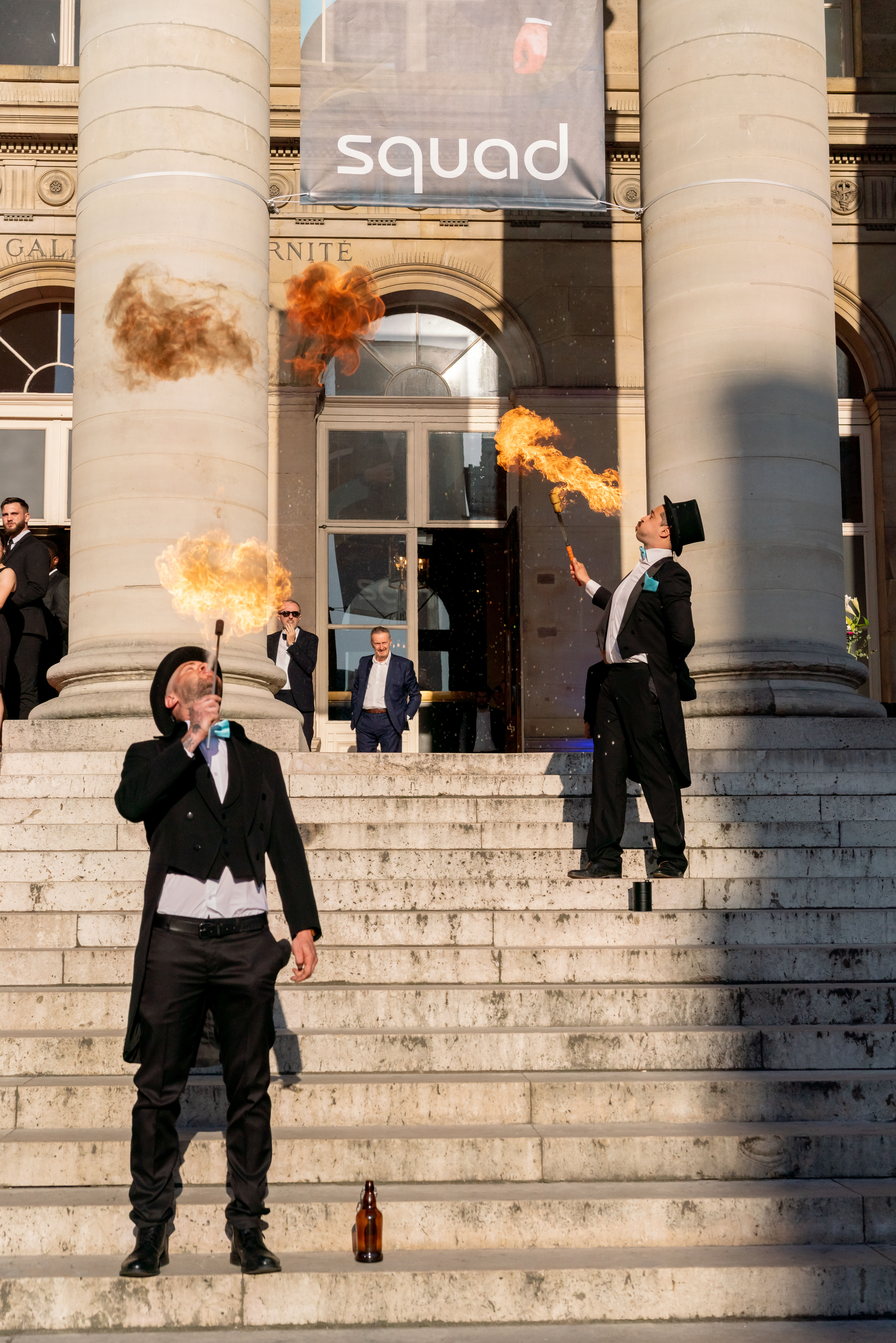 Vuurwerkshow Brussel kleurrijke vonken boven Tour & Taxis kanaaloevers · INNOV'events