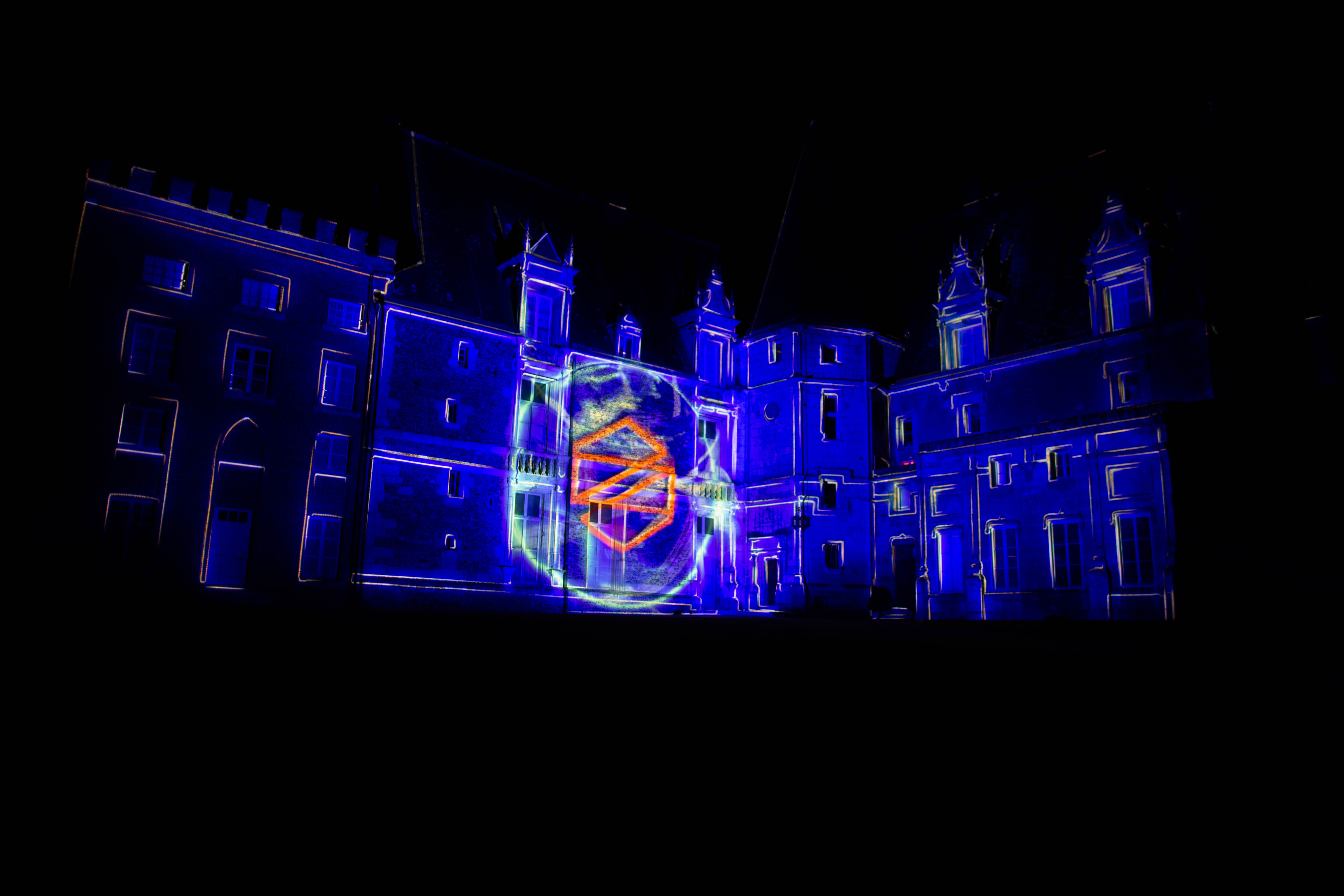 Feu d'artifice Anvers gerbes colorées reflétées sur l'Escaut en soirée d'automne · INNOV'events