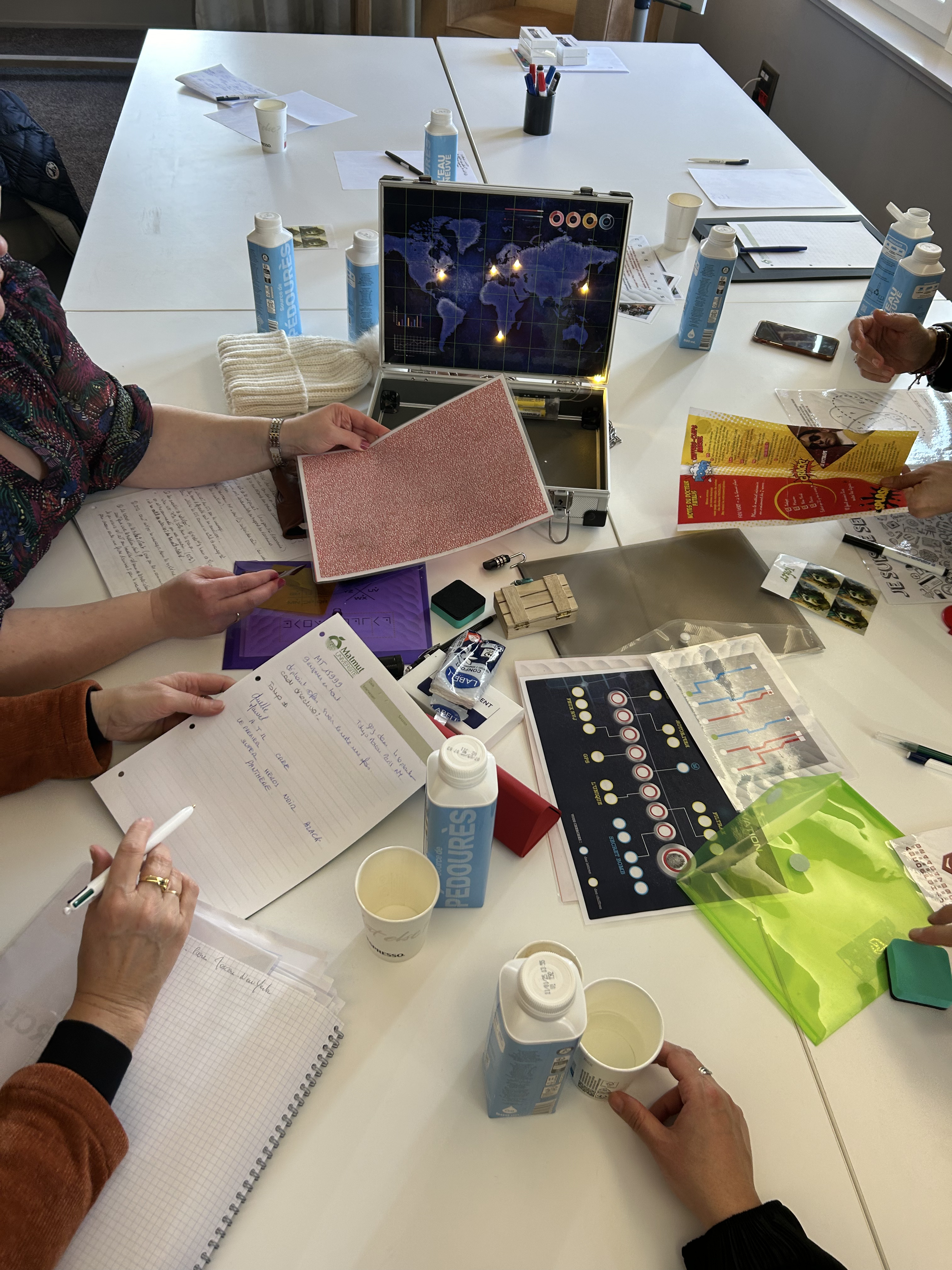 Crisis onderhandeling workshop Luik groepsdebriefing buiten Citadelle · INNOV'events