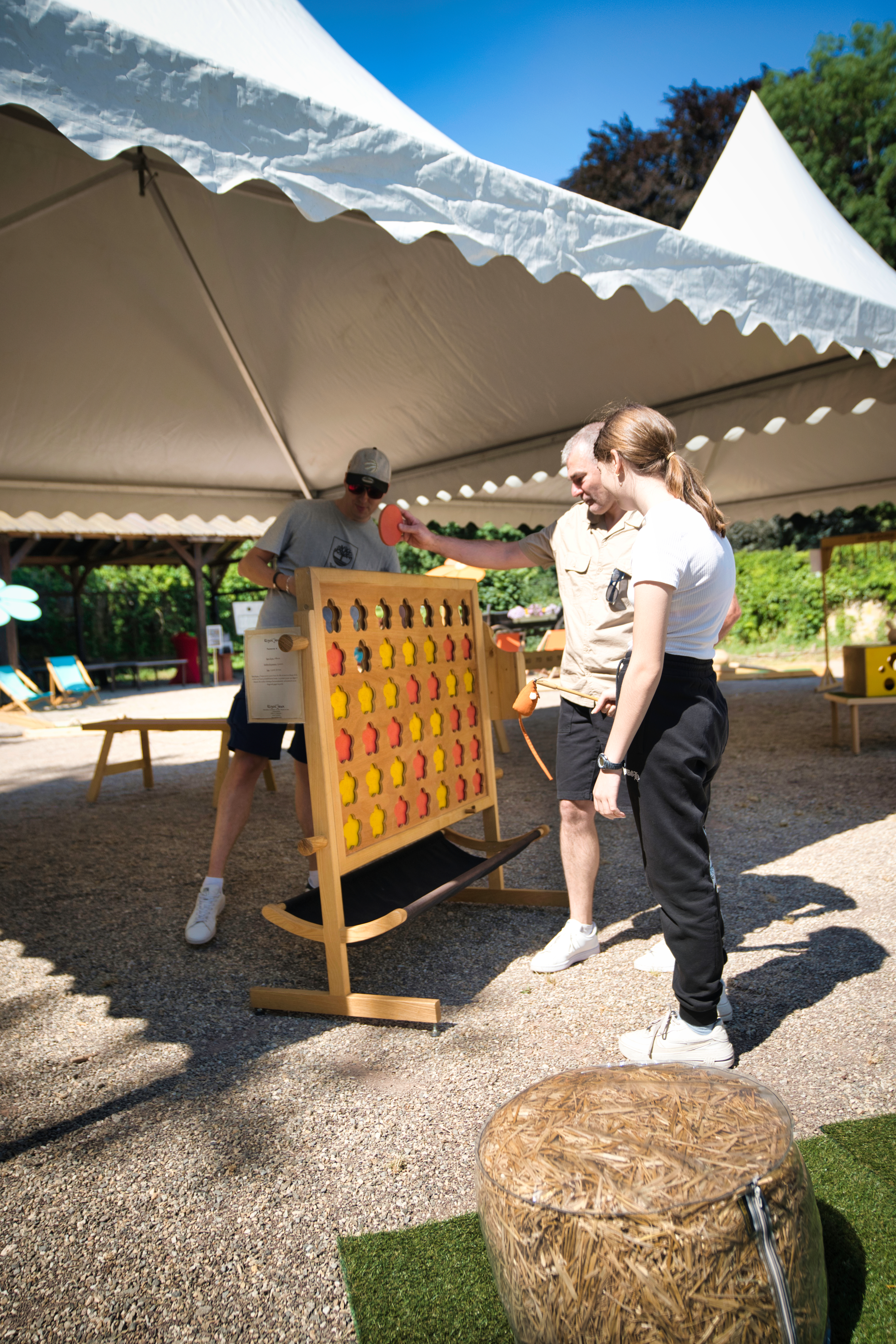 Grote houten spelen opstelling Luik binnenplaats Palais des Princes-Évêques · INNOV'events