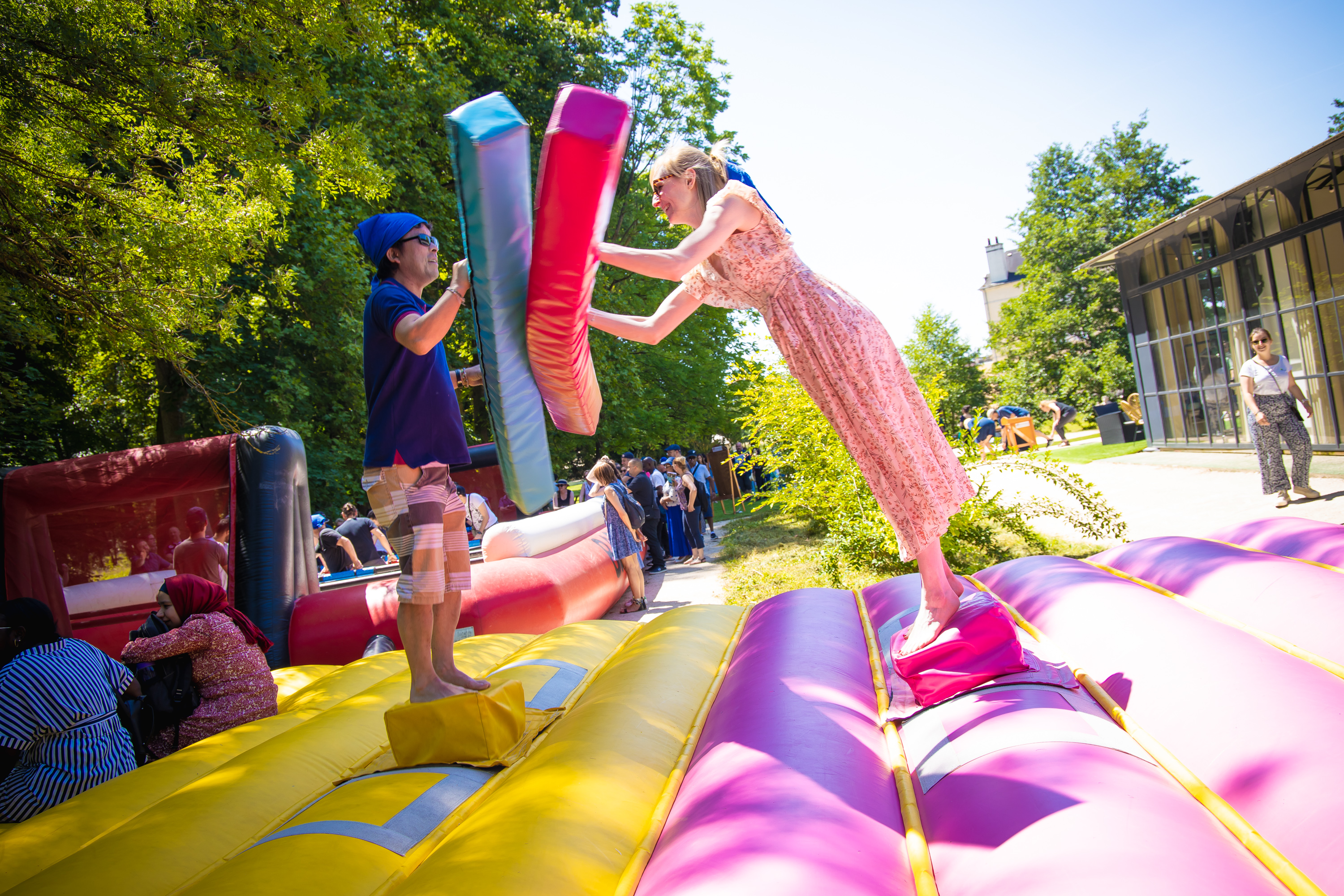 Jeux gonflables Bruxelles équipes en compétition esplanade Cinquantenaire · INNOV'events