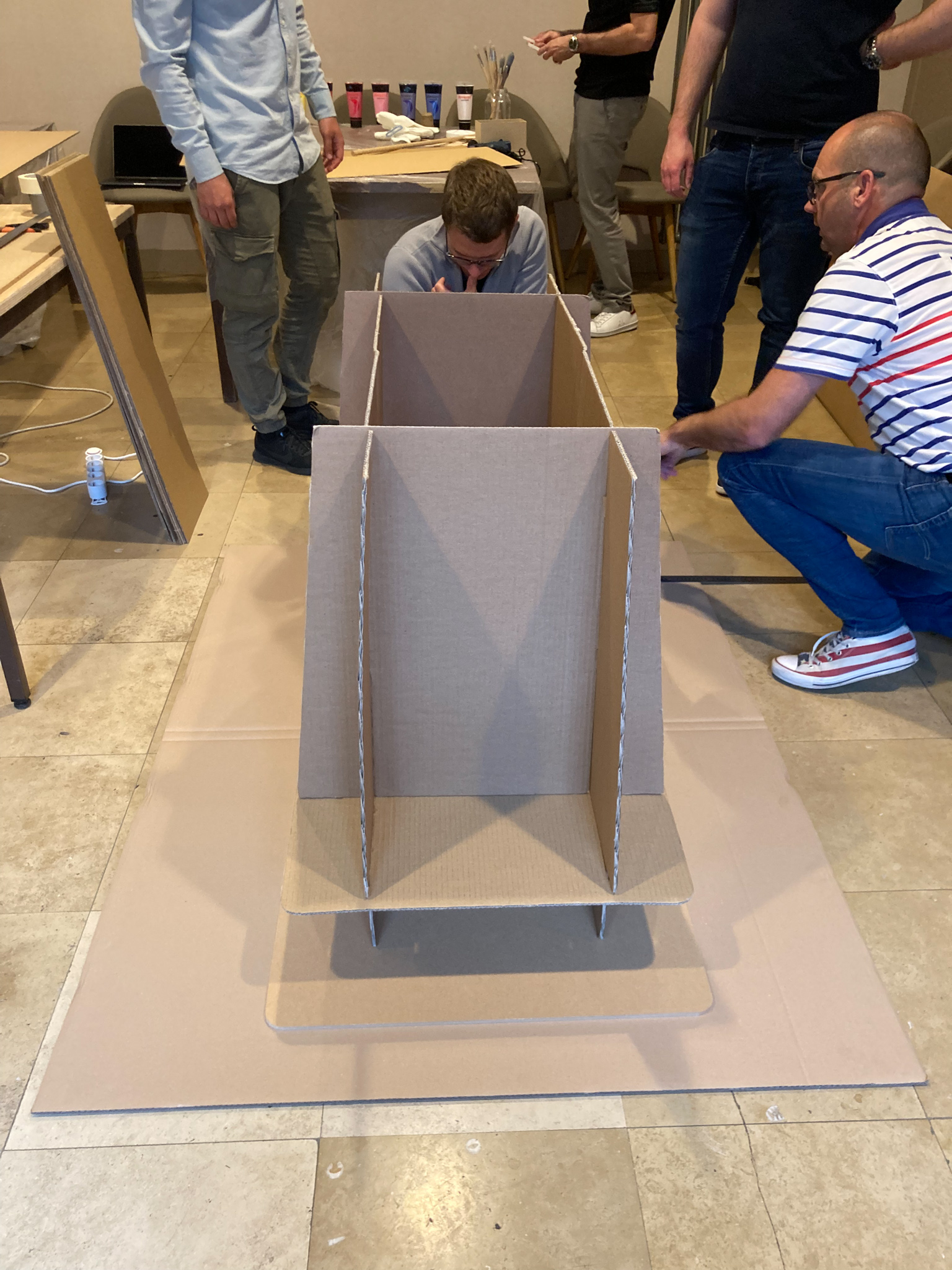 Teambuilding Brussel deelnemers tijdens outdoor stadsparcours Europese wijk · INNOV'events
