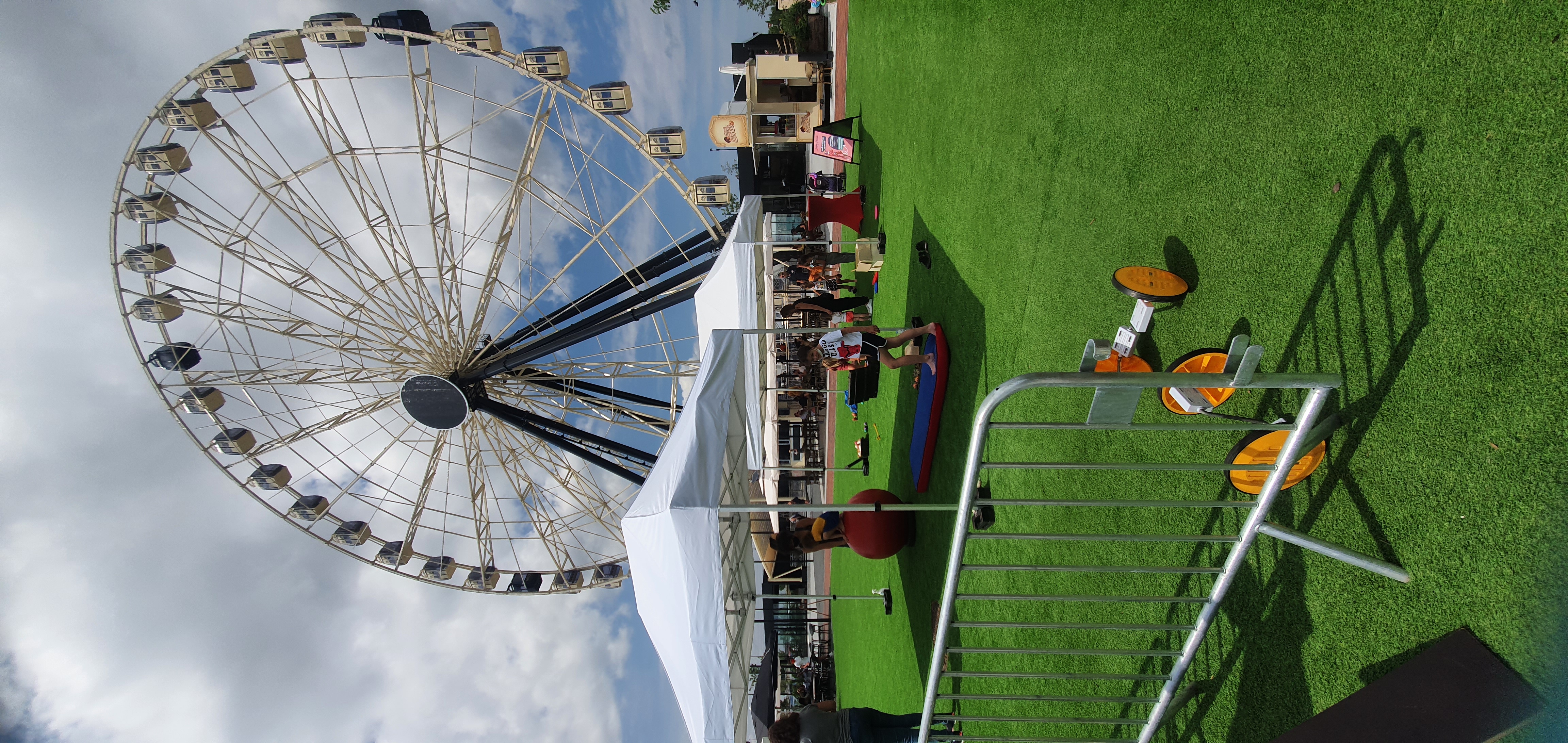 Équipes en fête foraine d'entreprise Bruxelles grande roue et food trucks Tour & Taxis · INNOV'events organisation d'événements