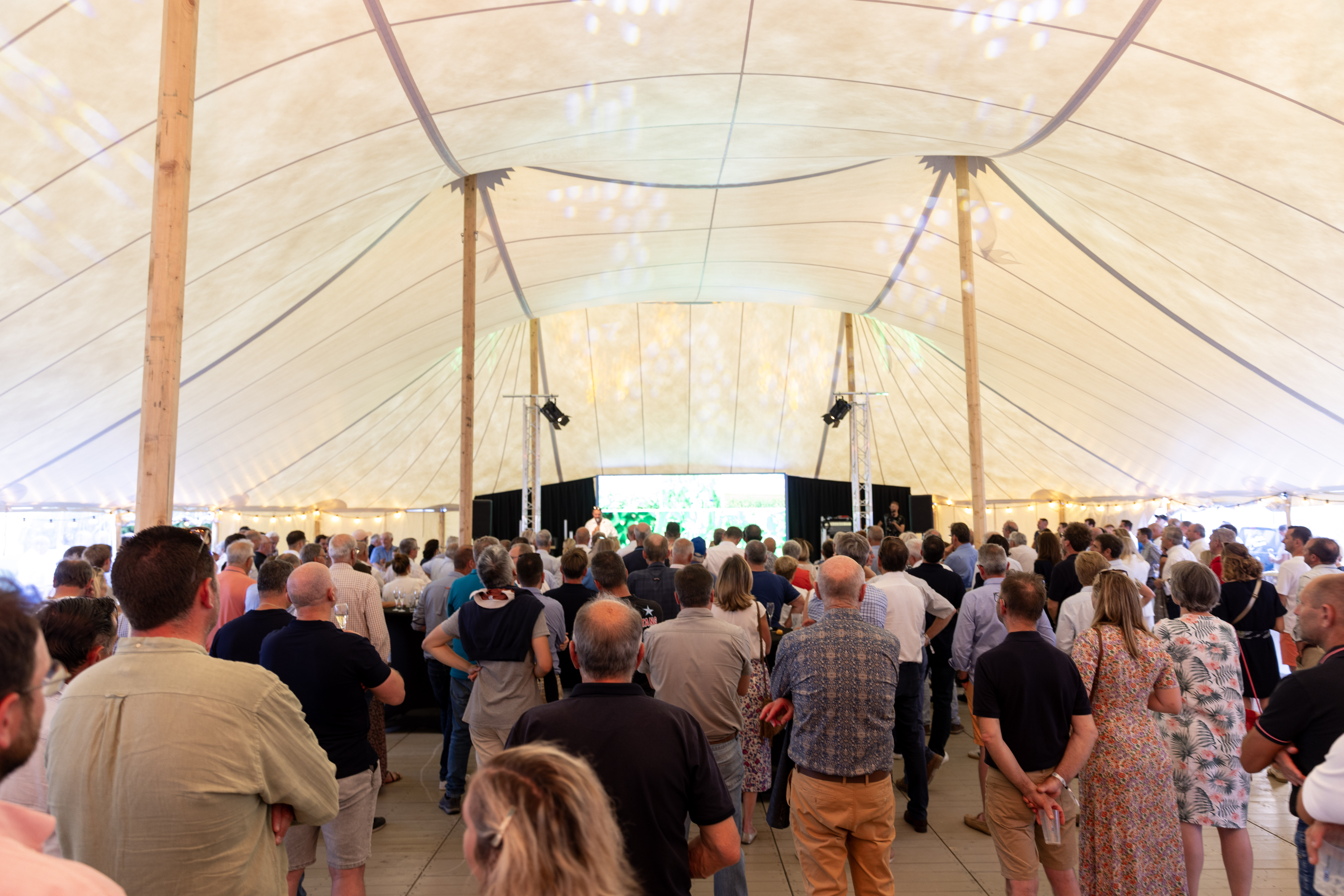 Feesttent walking dinner Antwerpen Linkeroever Scheldezicht · INNOV'events