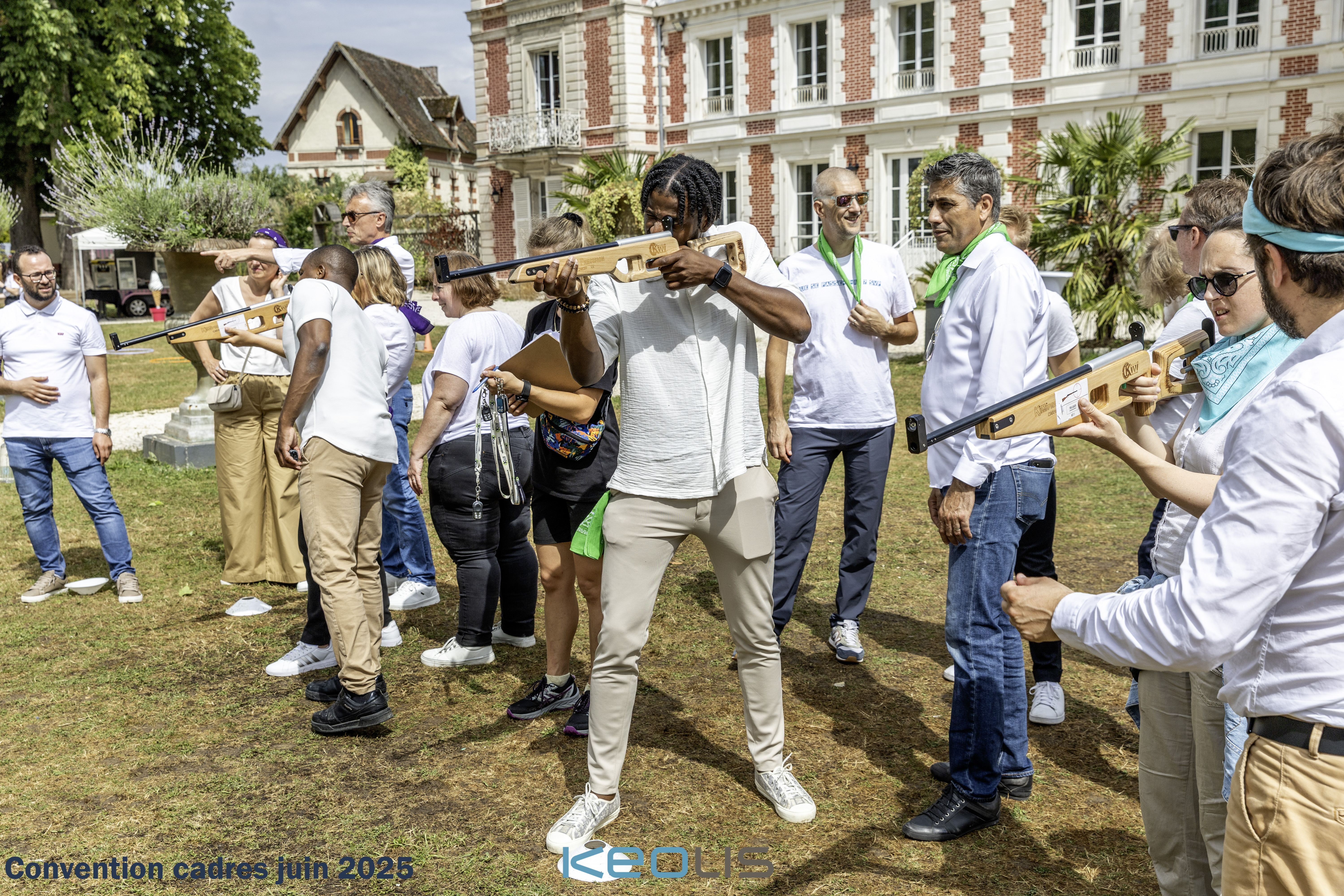 Boogschieten bedrijf Antwerpen instructeur met deelnemers booghouding · INNOV'events