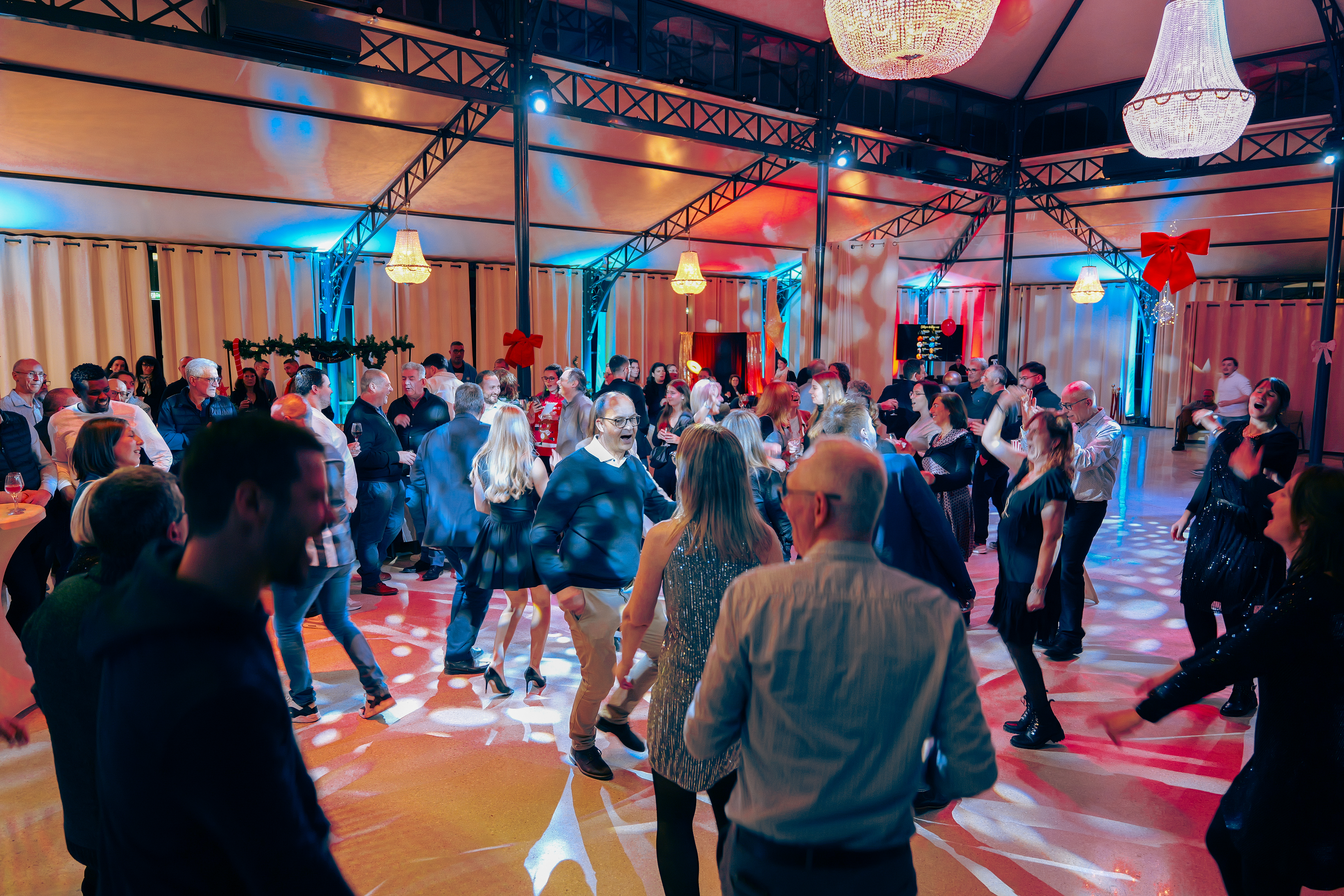 Fête de Noël Bruxelles salle de réception décorée guirlandes et tables festives · INNOV'events