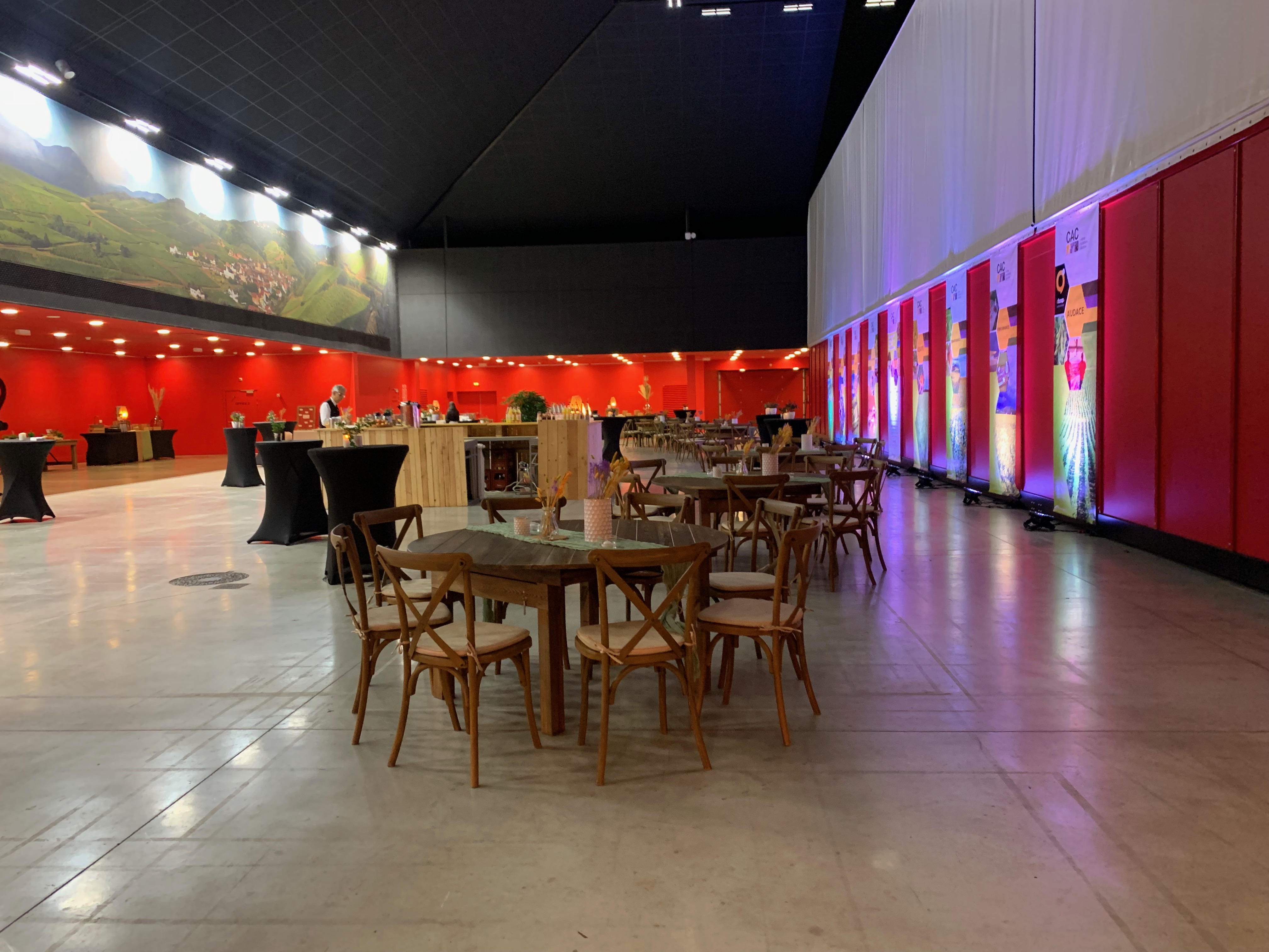 Décoration événementielle Bruxelles salle de gala habillée Tour & Taxis · INNOV'events