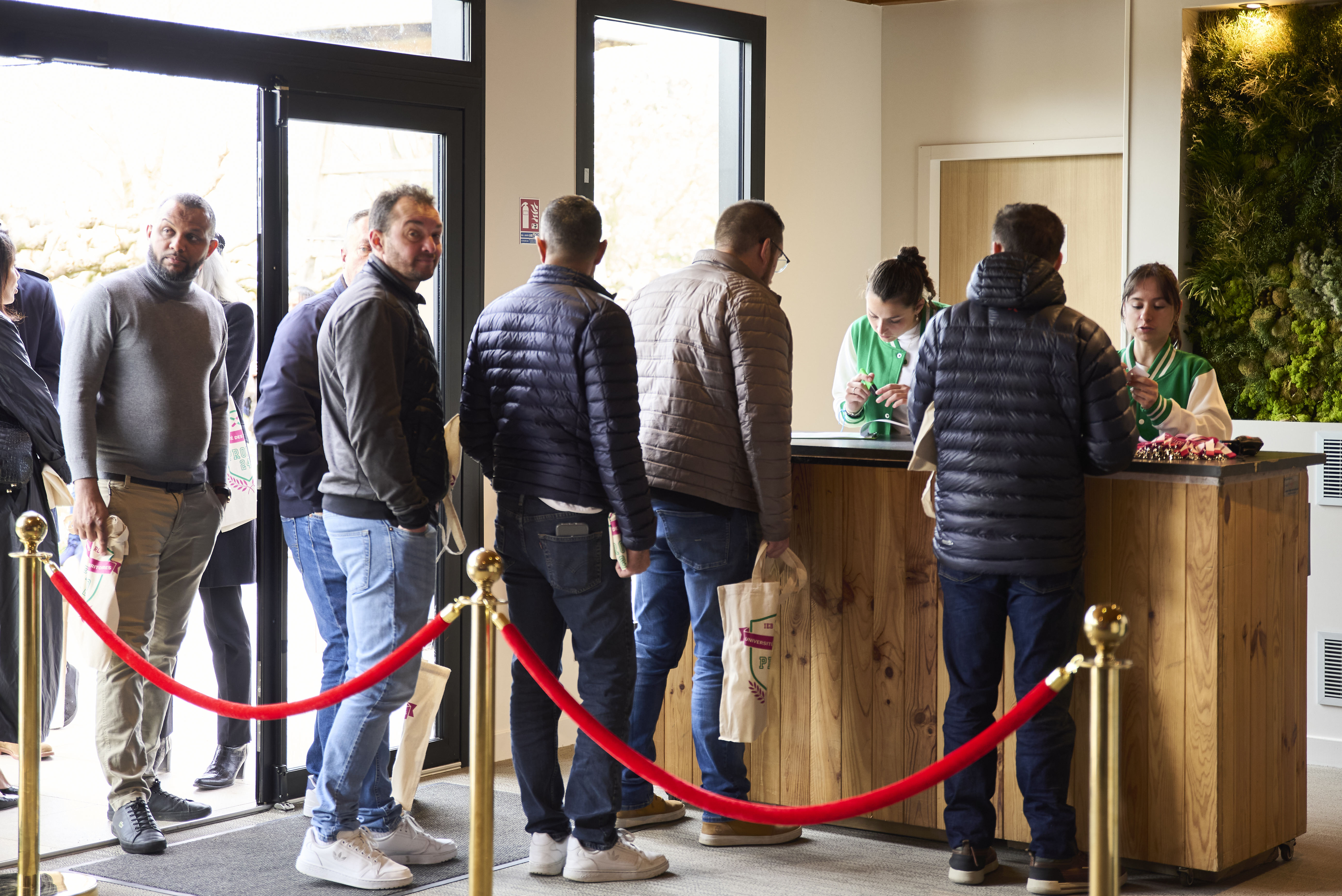 Professionele hostess bedrijfsevenement Luik Outremeuse avondreceptie · INNOV'events