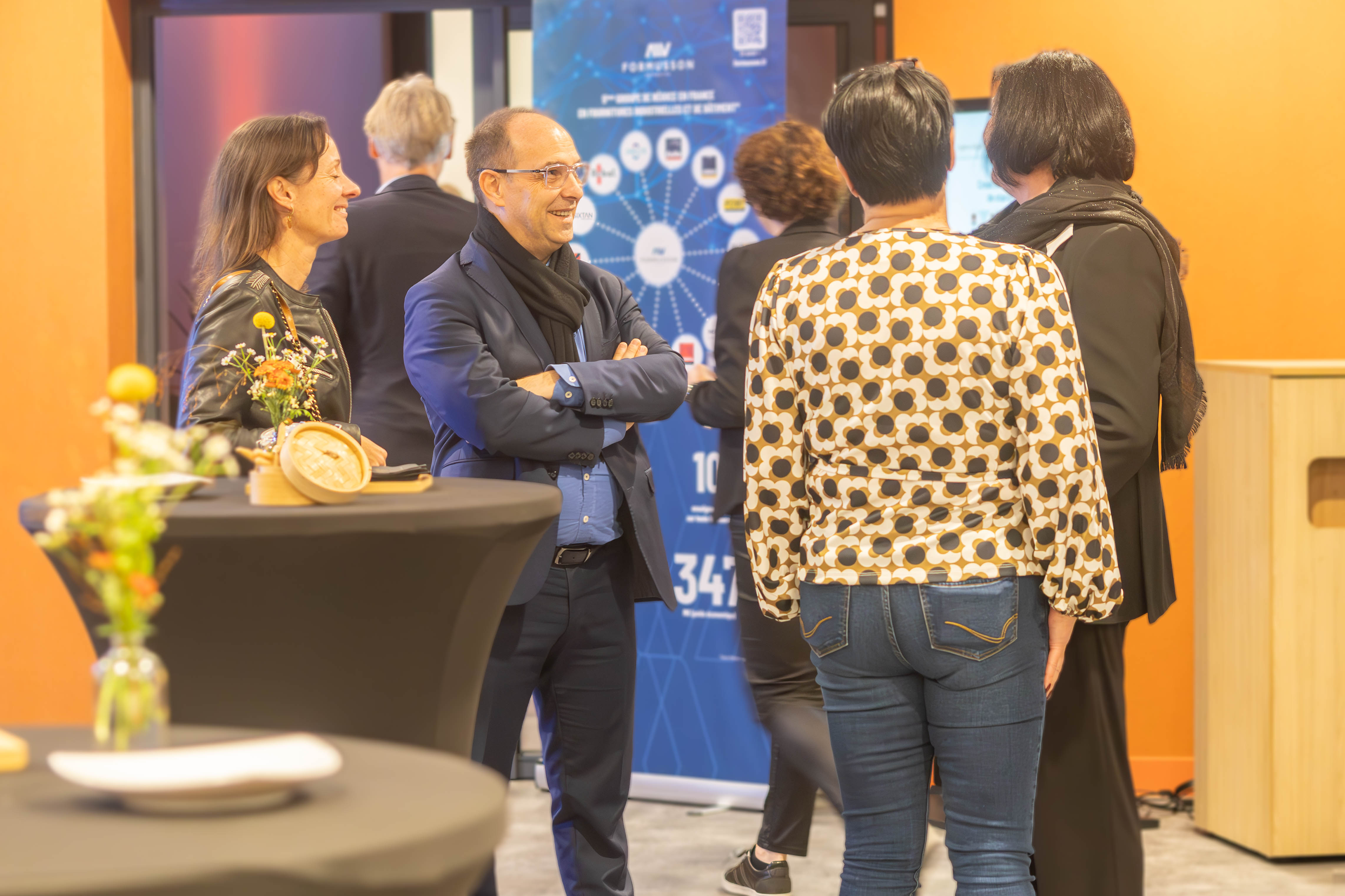 Kleuradvies workshop Luik deelnemers in seminariezaal met daglicht Guillemins · INNOV'events