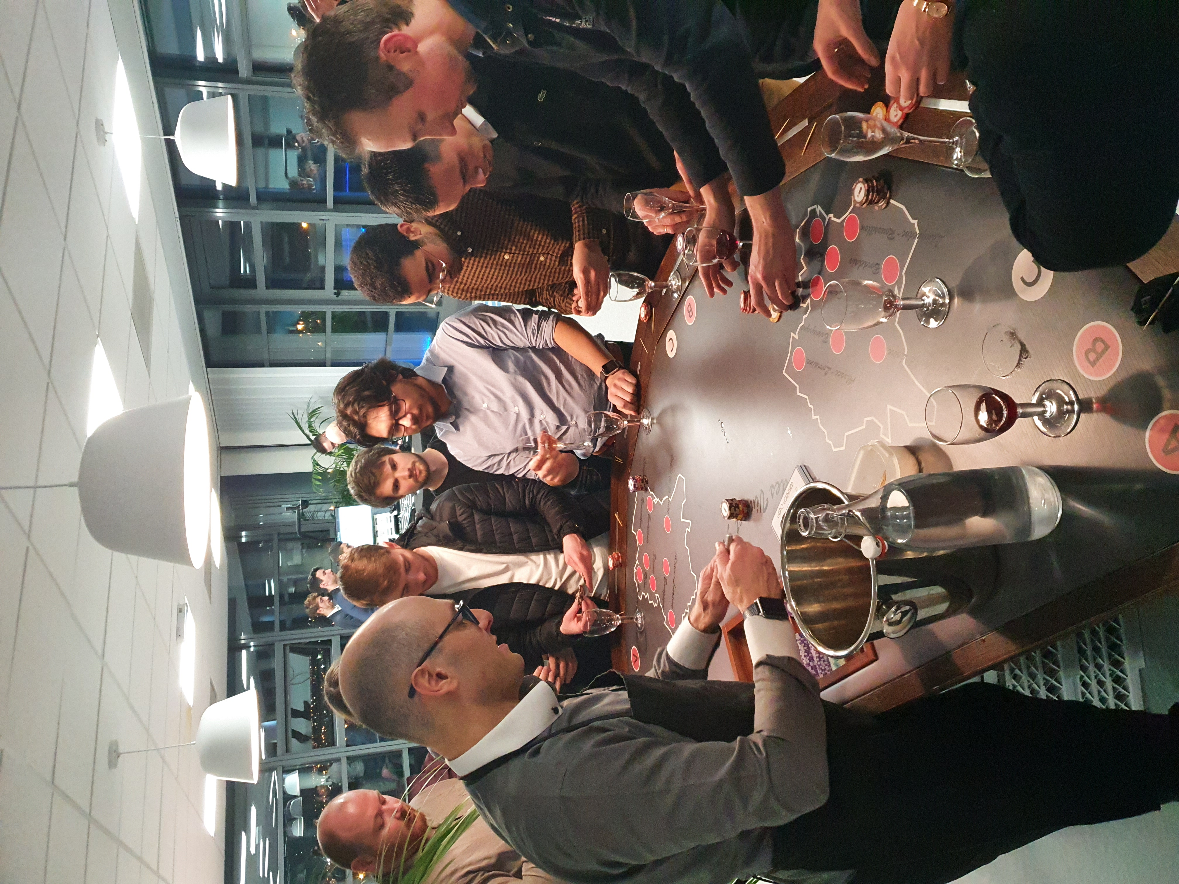 Atelier chocolat belge Bruxelles équipes autour d'une table de travail · INNOV'events organisation d'événements