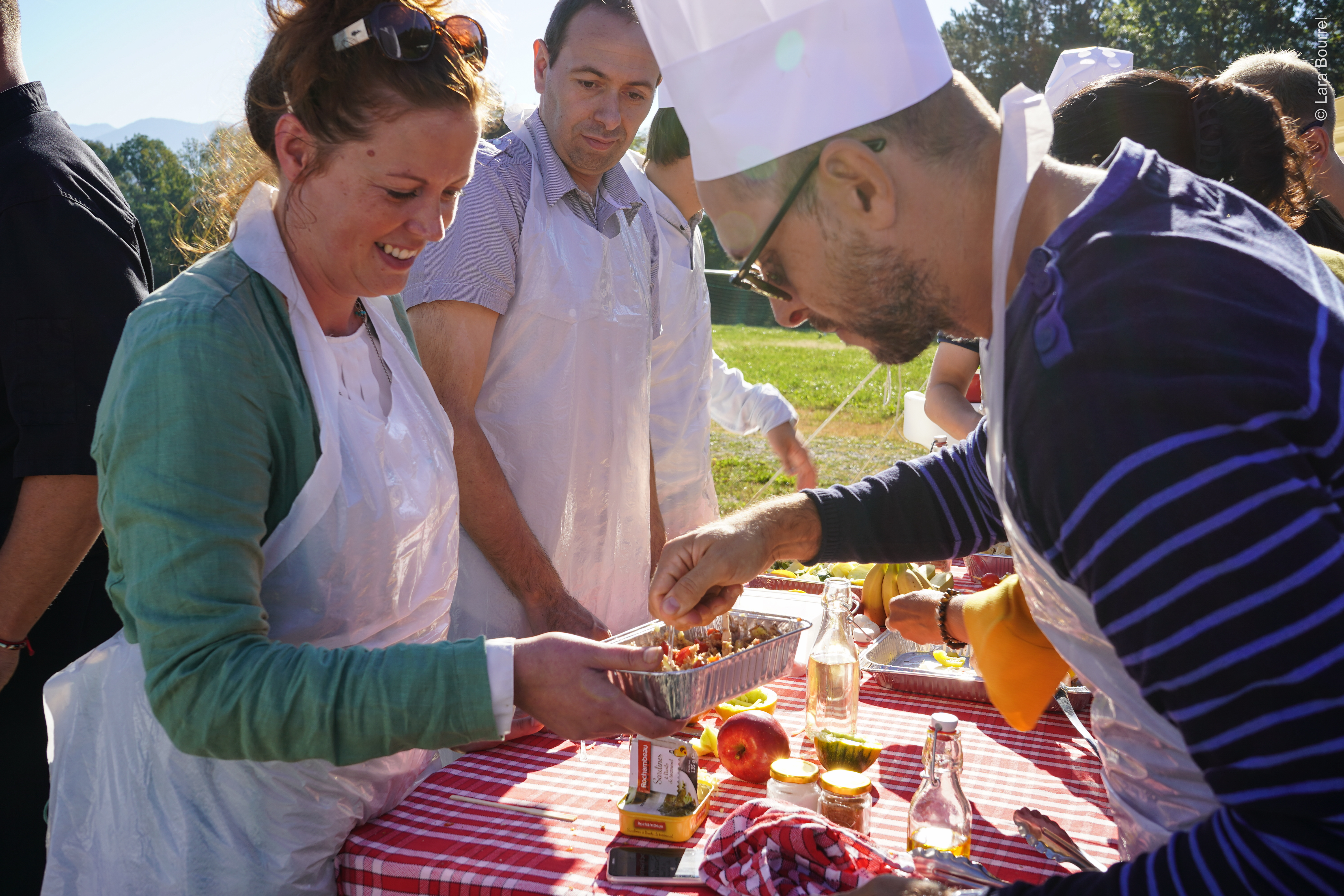 Hybride teambuilding corporate event België scherm en zaal deelnemers · INNOV'events