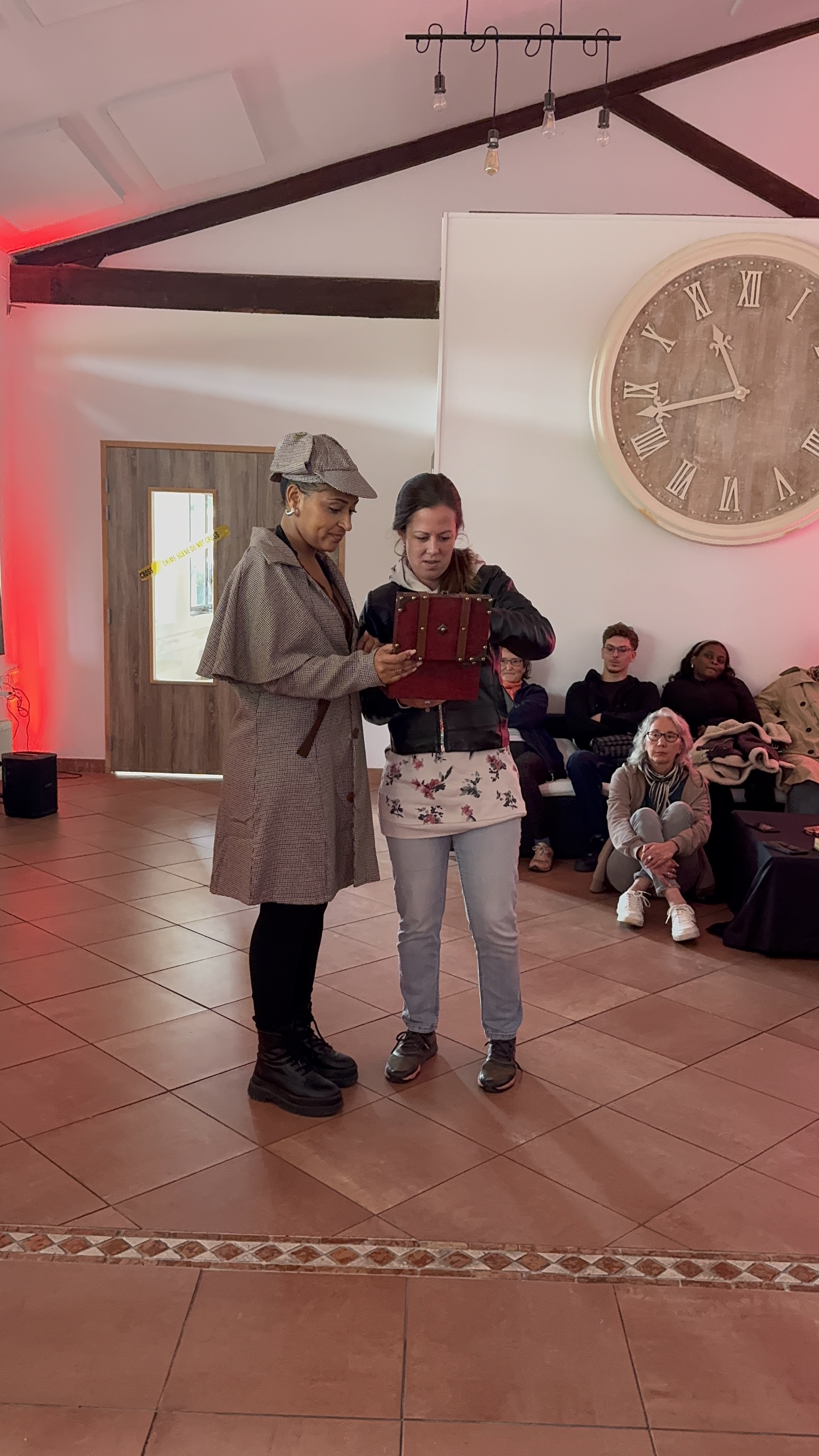 Bedrijfsacteerworkshop Antwerpen deelnemers in cirkel historische loods · INNOV'events