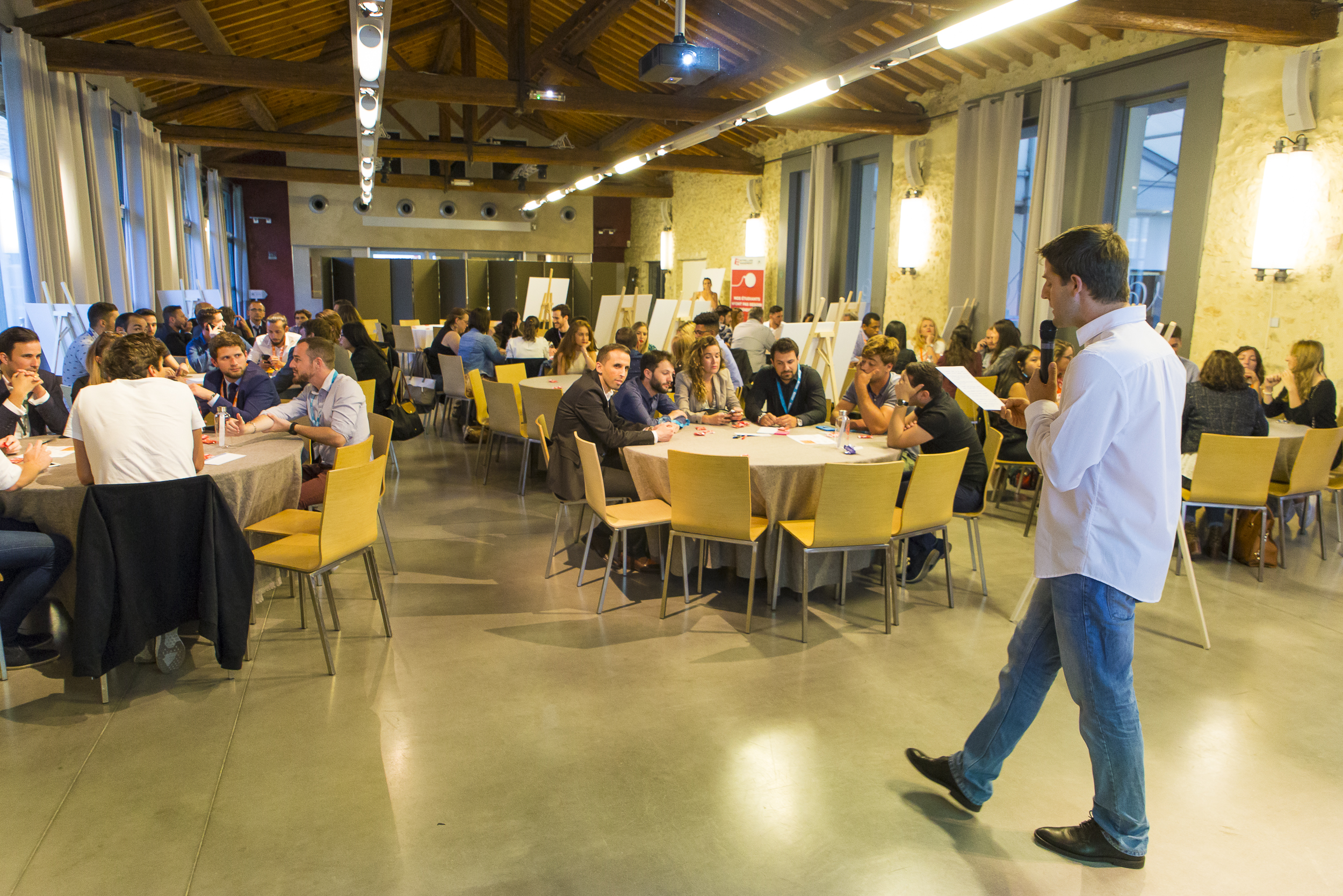 Improvisatietraining voor teams Brussel stadscentrum vergaderzaal daglicht · INNOV'events