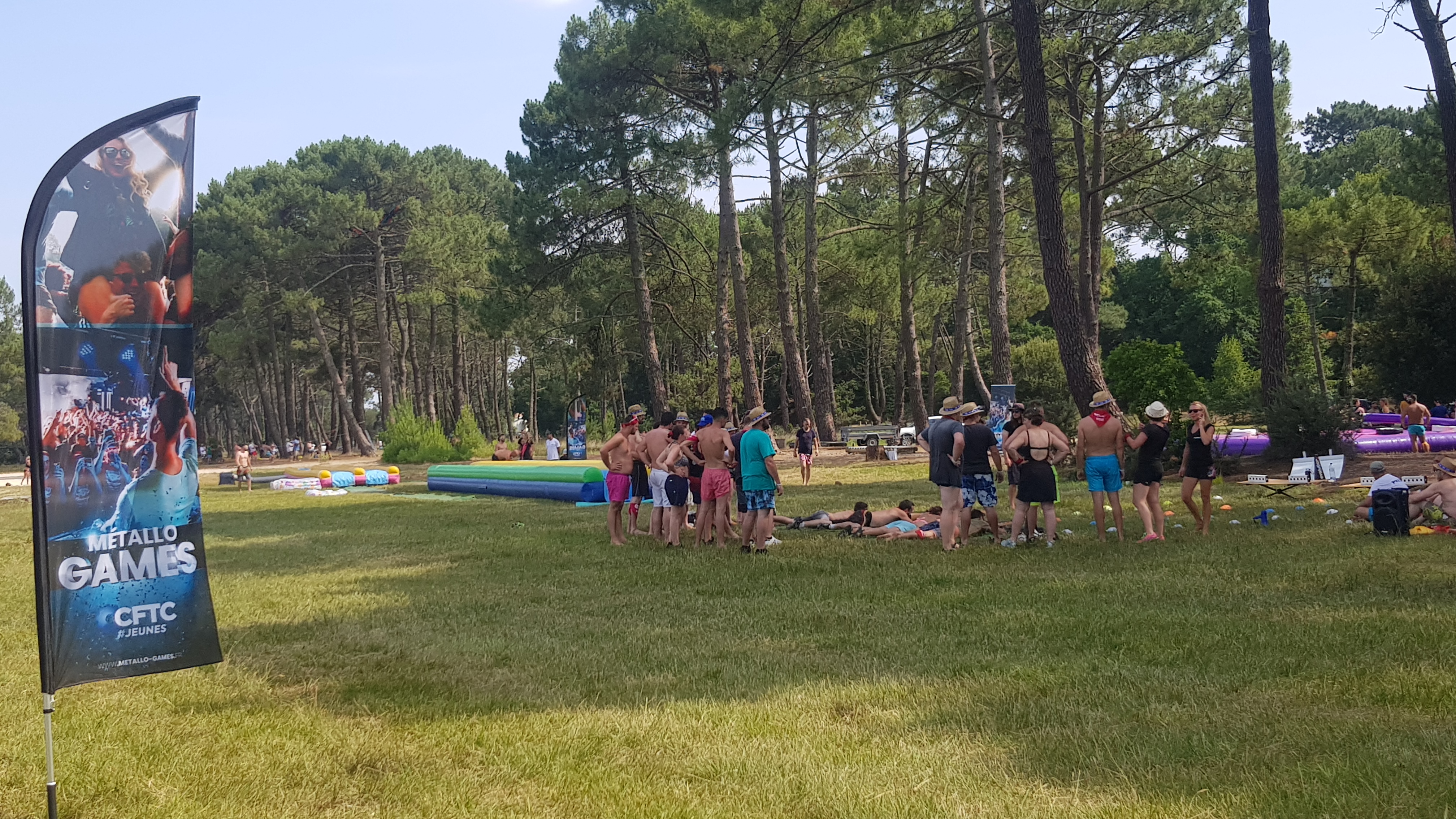 Jeux gonflables entreprise Anvers soirée chapiteau illuminé · INNOV'events