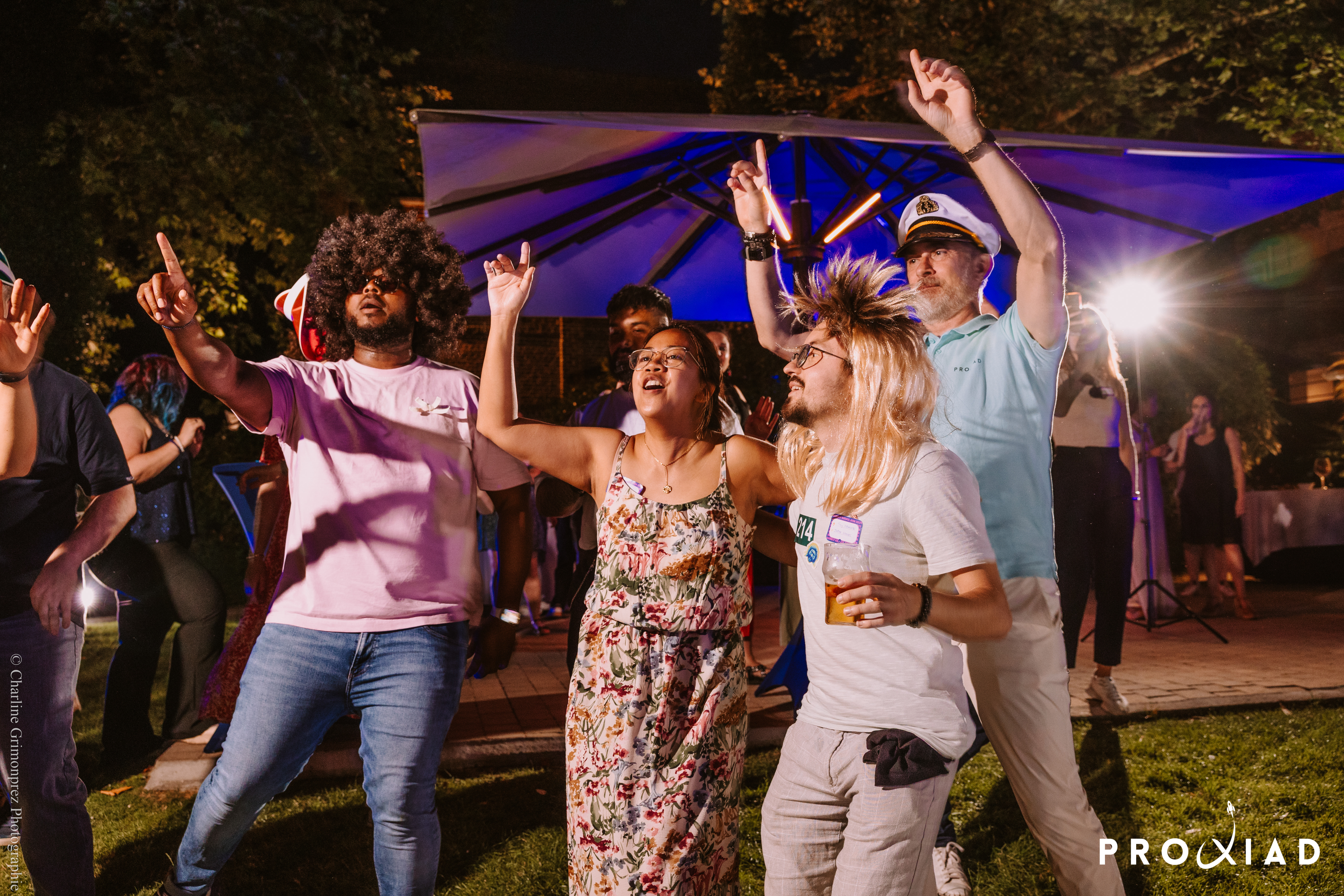 Corporate summer party Belgium estate lawn walking dinner evening light · INNOV'events