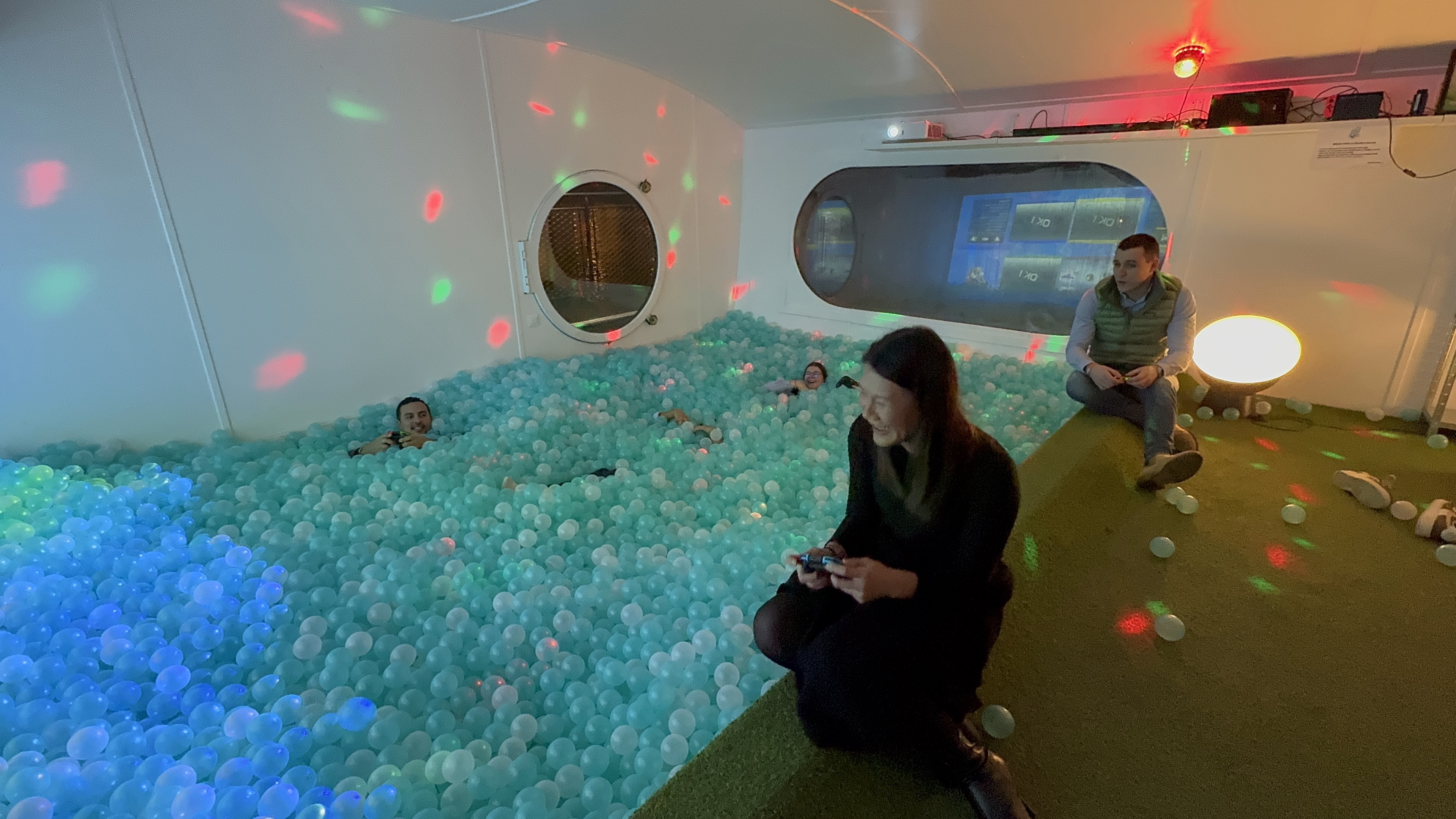 Indoor ballonnenbad bedrijfsevenement Brussel hal · INNOV'events