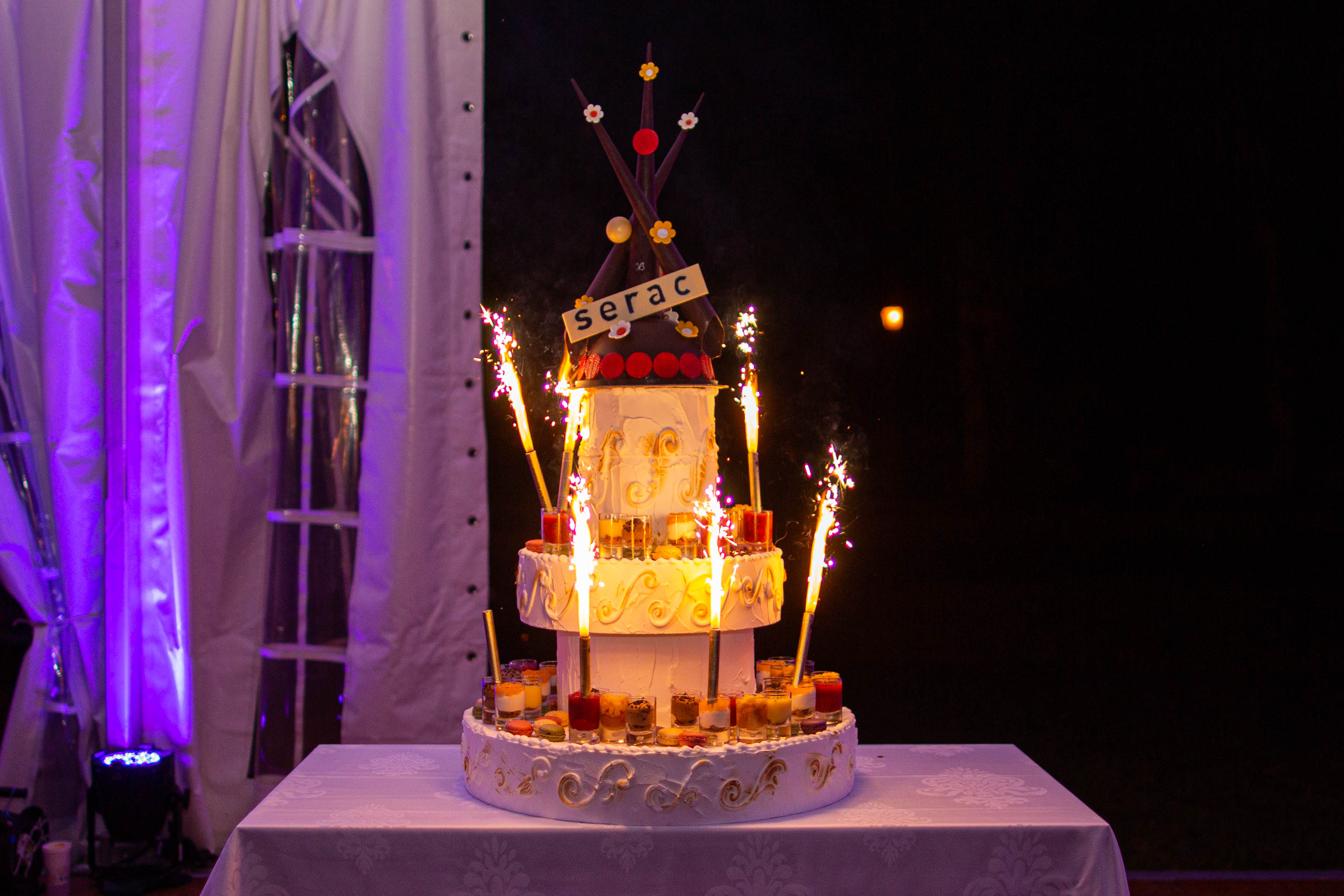 Gala dinner Antwerp hotel ballroom tables set candlelight · INNOV'events