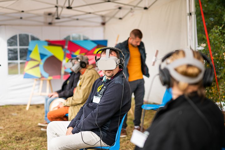 Activité outdoor séminaire Belgique, équipes en jeu collectif dans un domaine ardennais · INNOV'events
