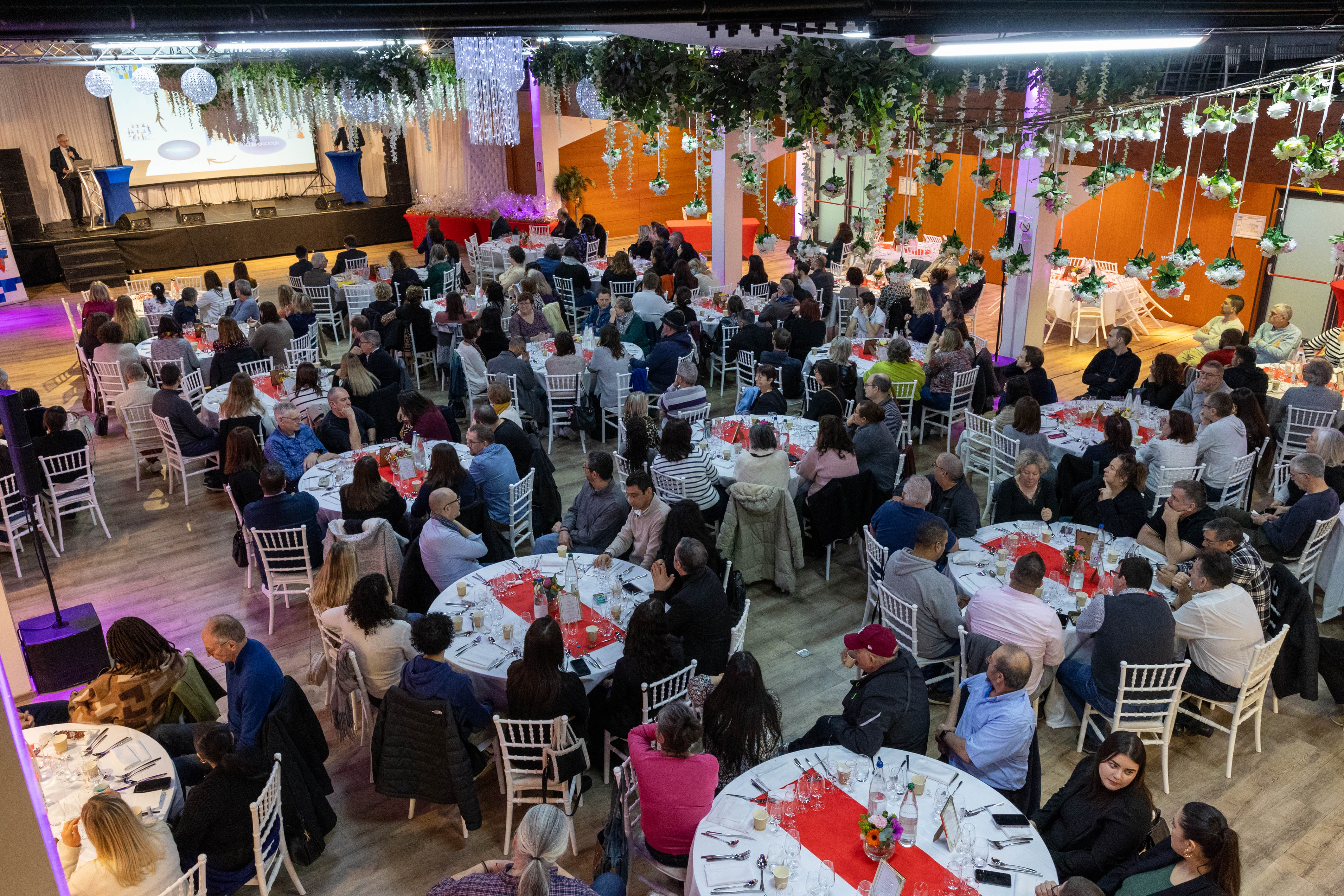 Animatie proeverij bedrijfsdiner België tafels wijnglazen · INNOV'events