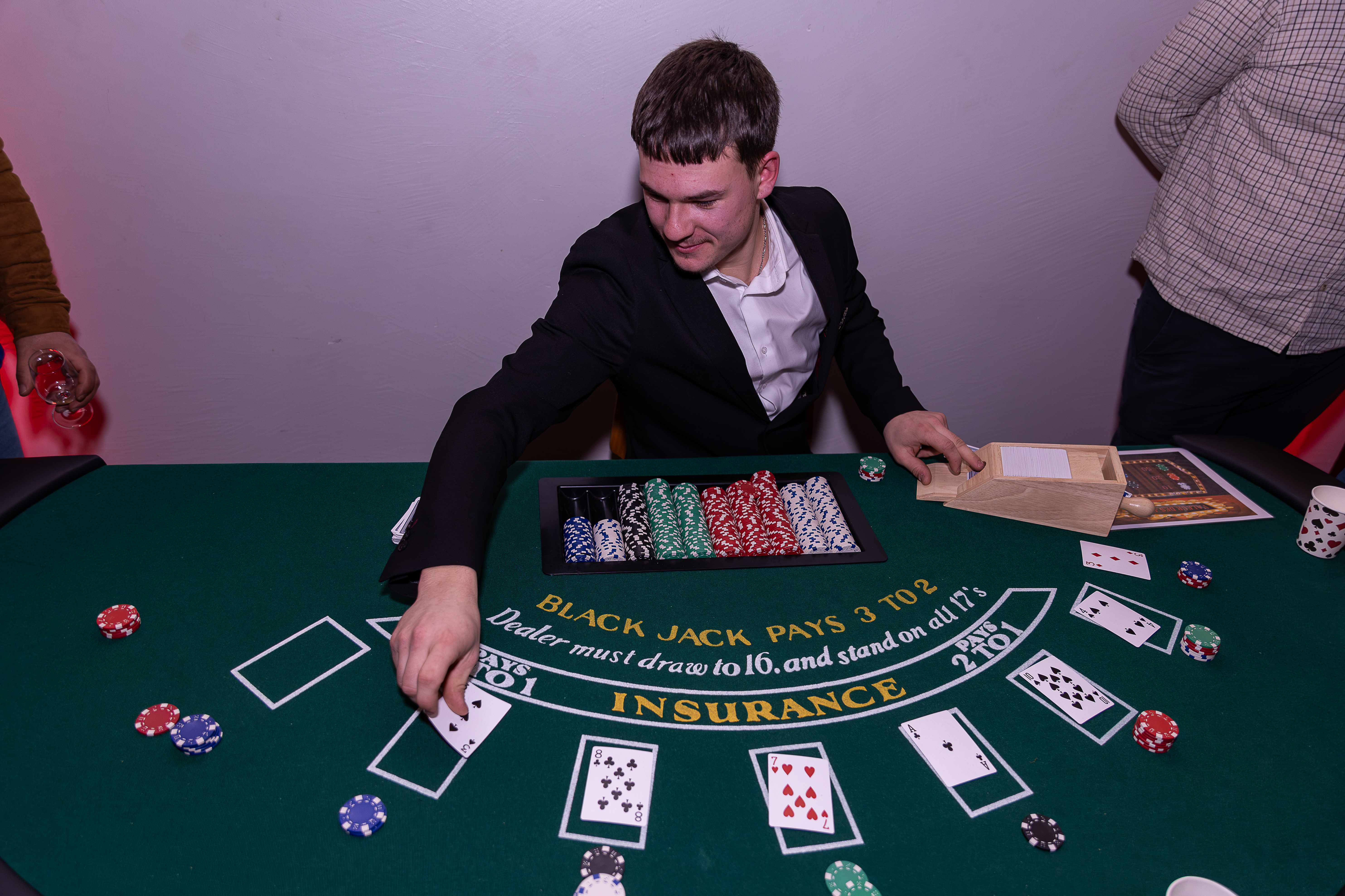 Walking dinner casino avond Antwerpen bedrijfsteams aan foodstations · INNOV'events