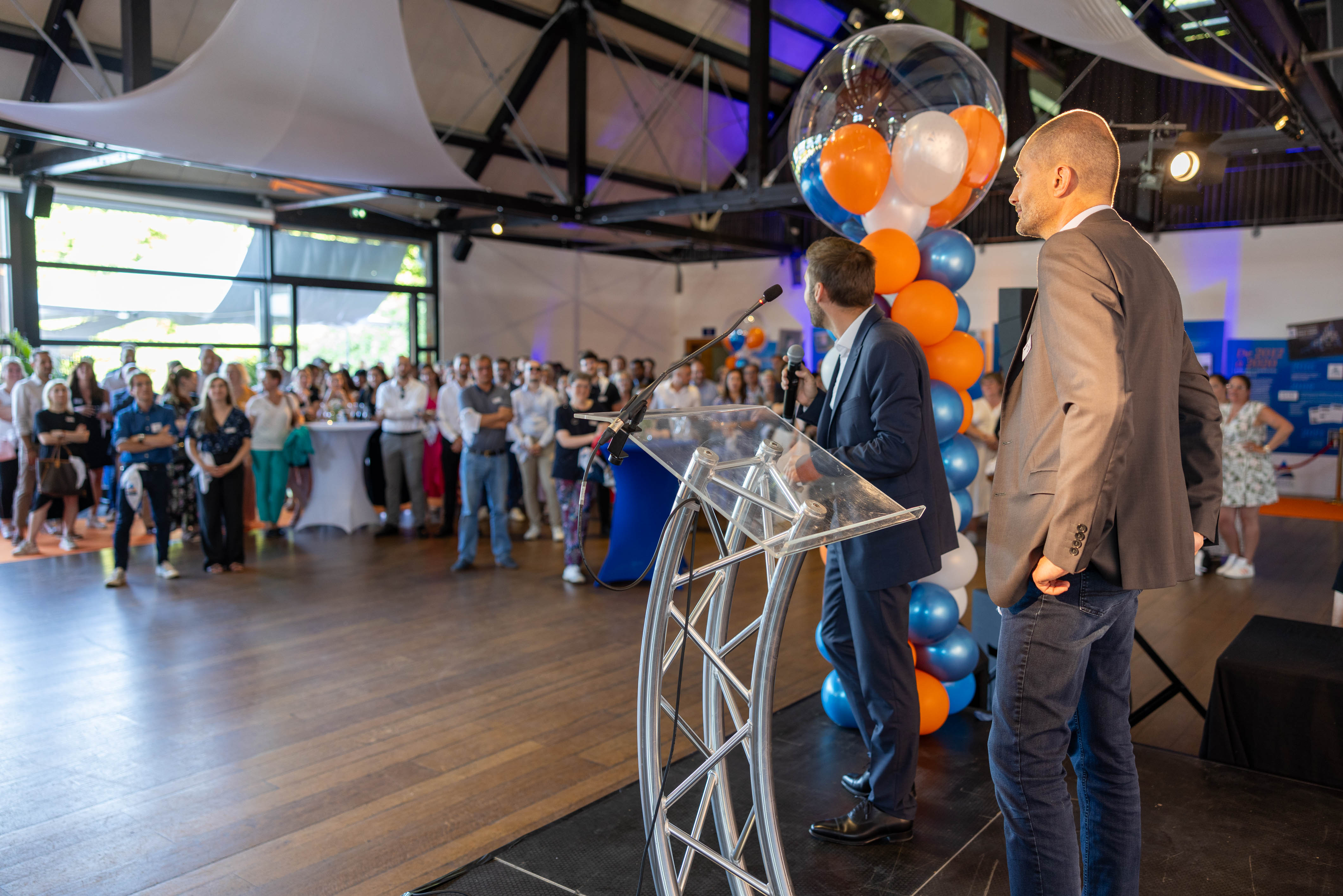 Lancement de produit Belgique, Tour & Taxis Bruxelles, halle industrielle configurée en salle de révélation · INNOV'events