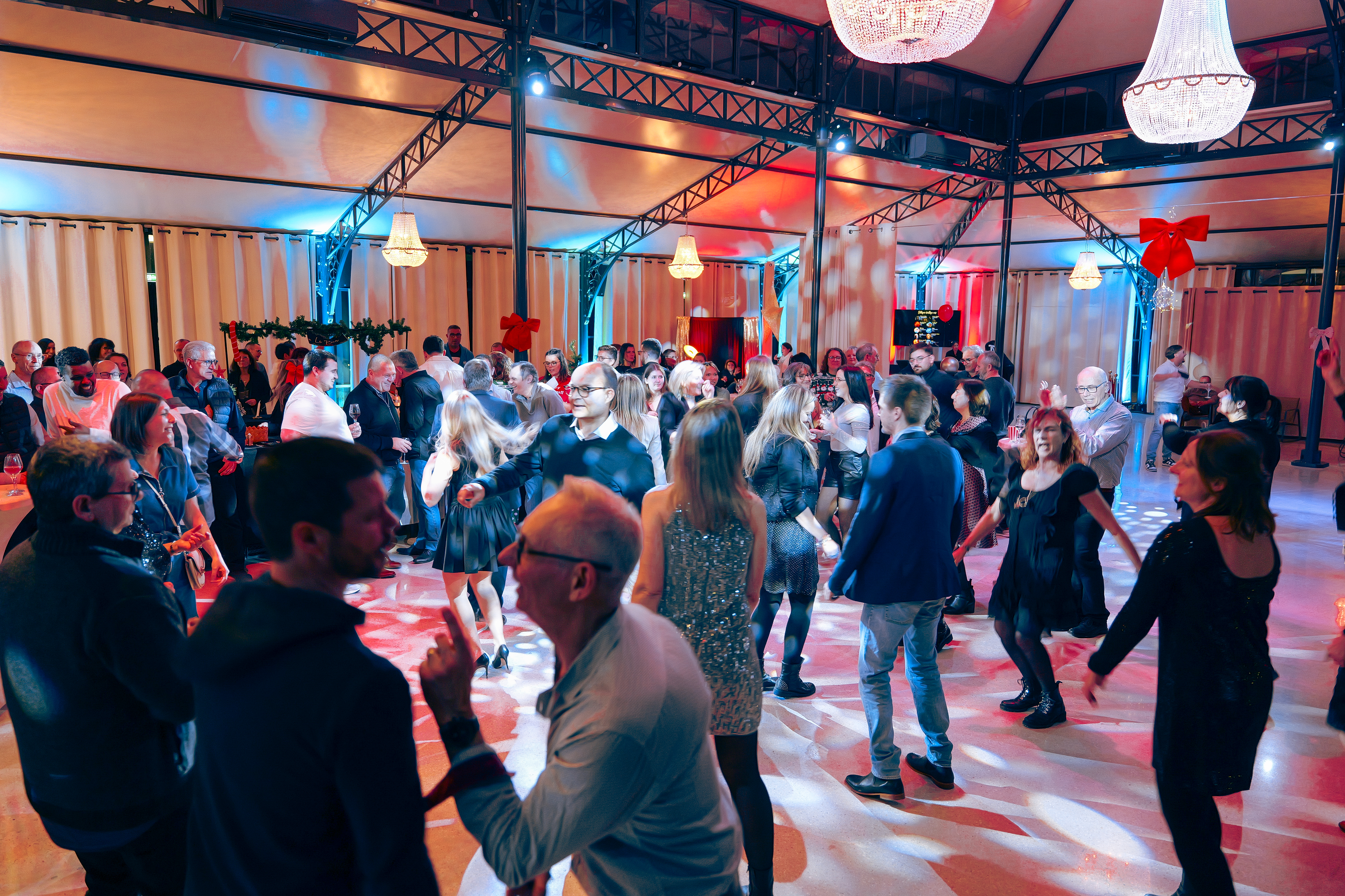 Fête de Noël Liège salle illuminée bords de Meuse collaborateurs réunis · INNOV'events