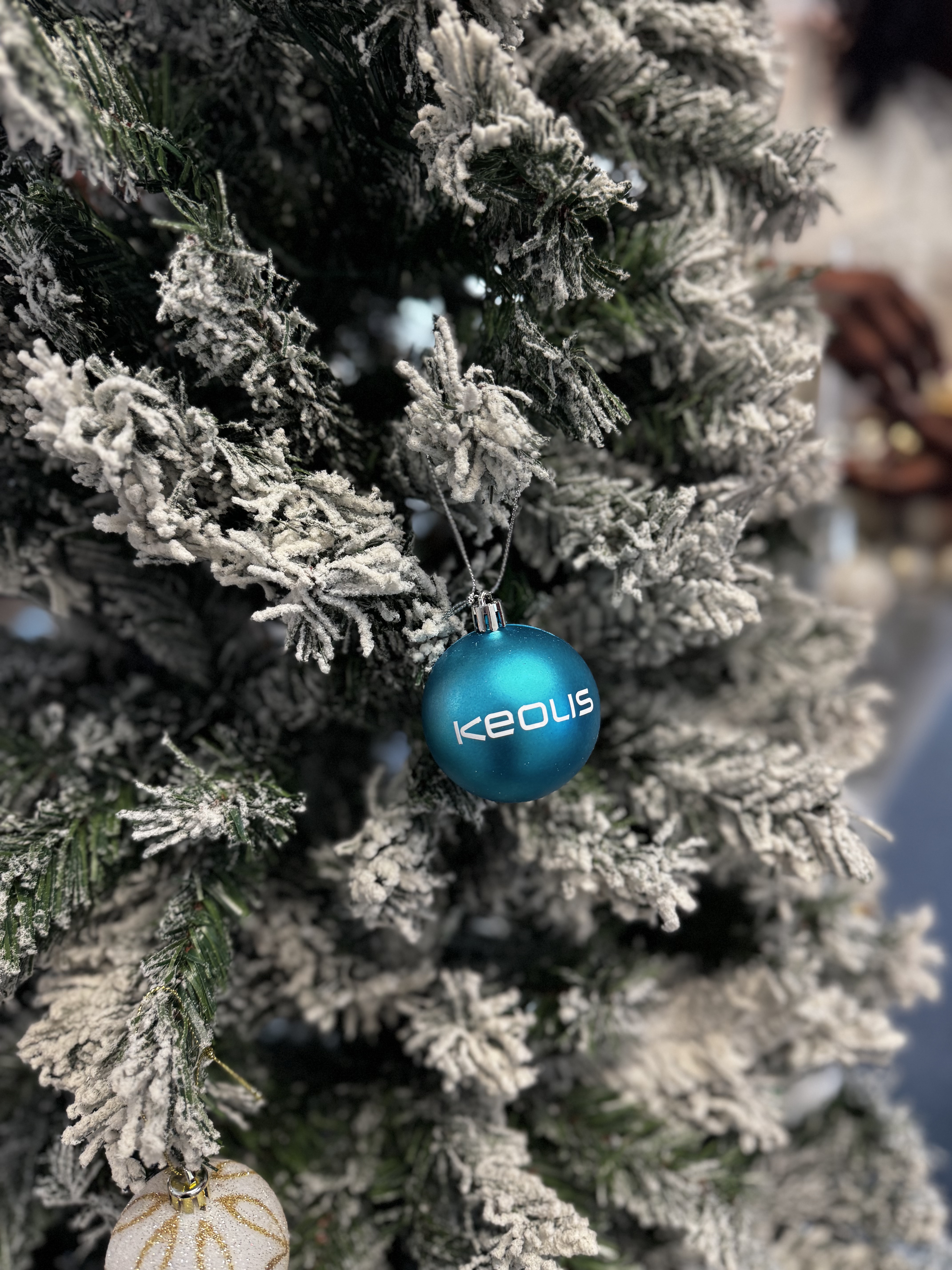Kinderanimatie kerstfeest Luik, kinderen met Kerstman en snoeptafel in versierde zaal · INNOV'events