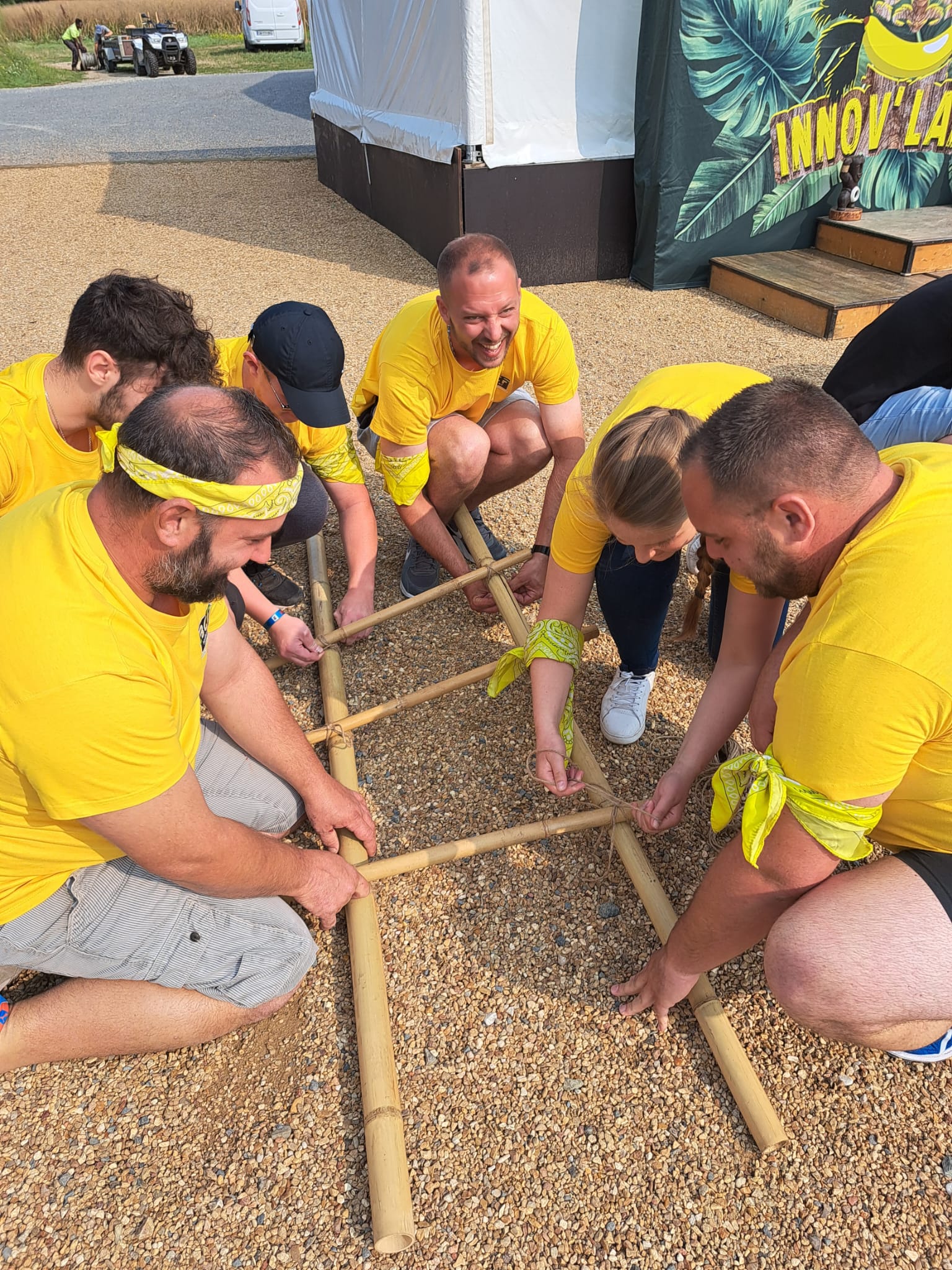 Jeux géants Belgique groupes en extérieur séminaire cohésion pelouse · INNOV'events