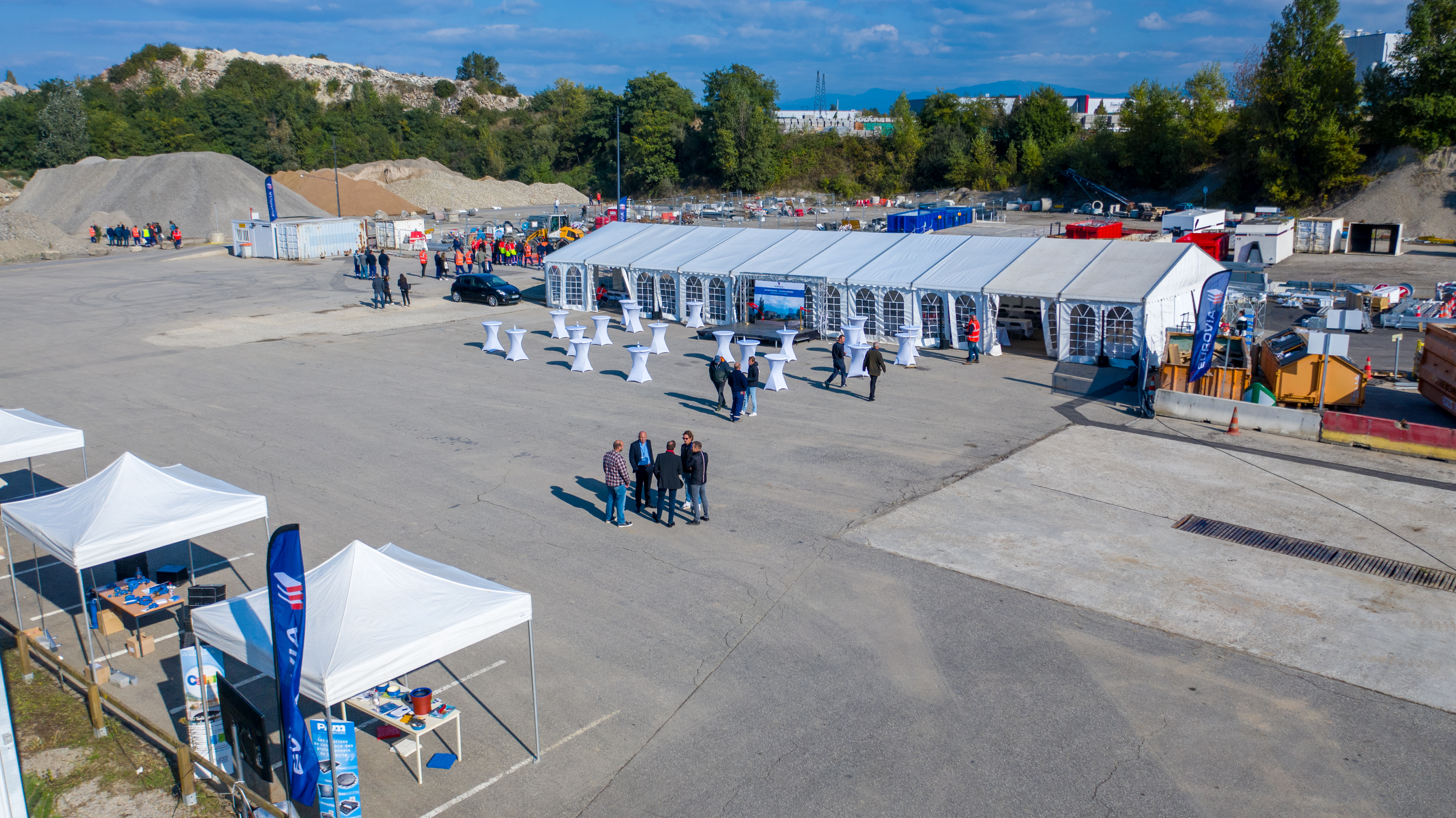 Tentverhuur Luik stretch tent productlancering binnenkoer · INNOV'events