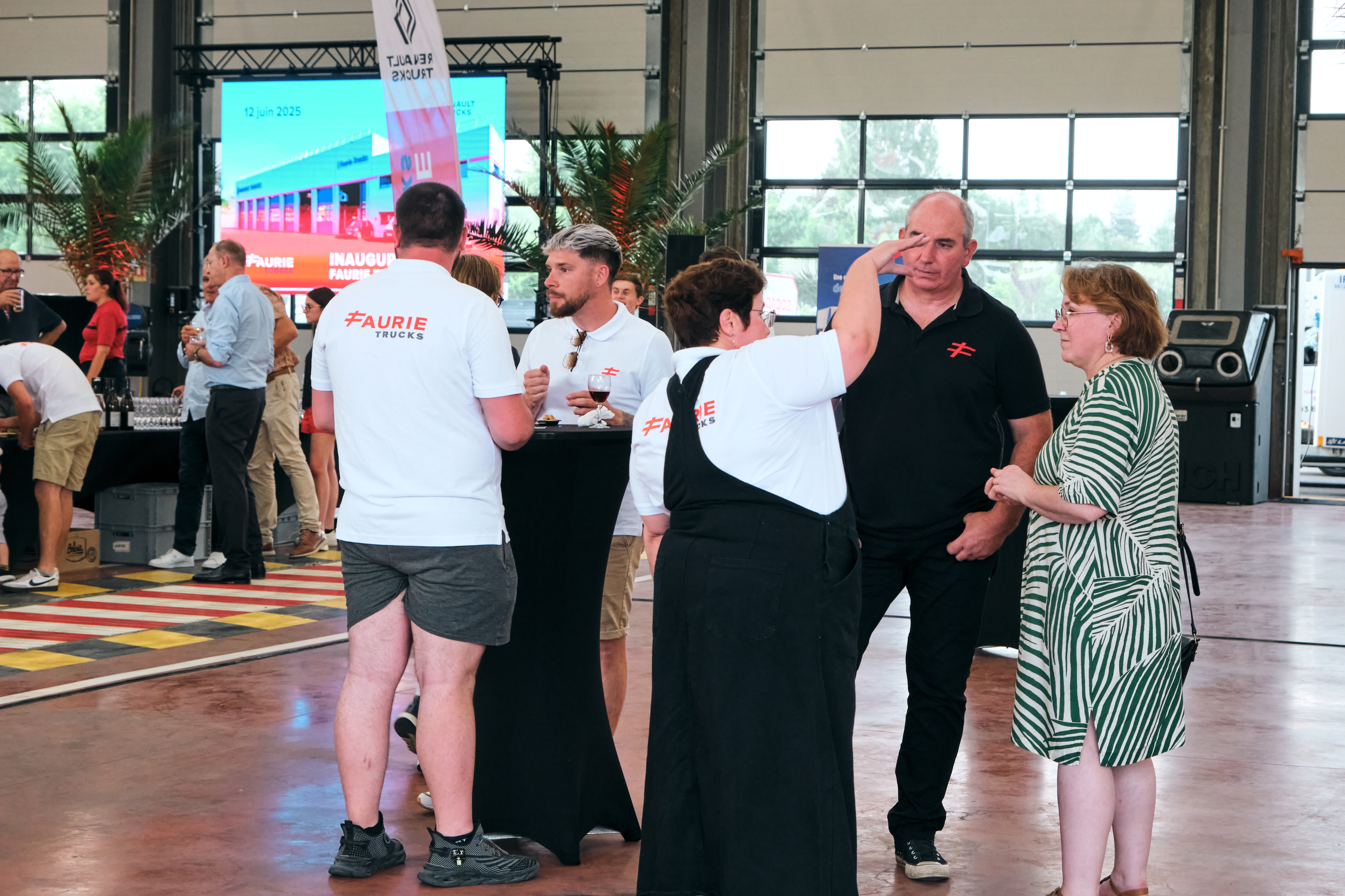 Simulateur de chute libre Liège groupe corporate en briefing devant la Meuse · INNOV'events