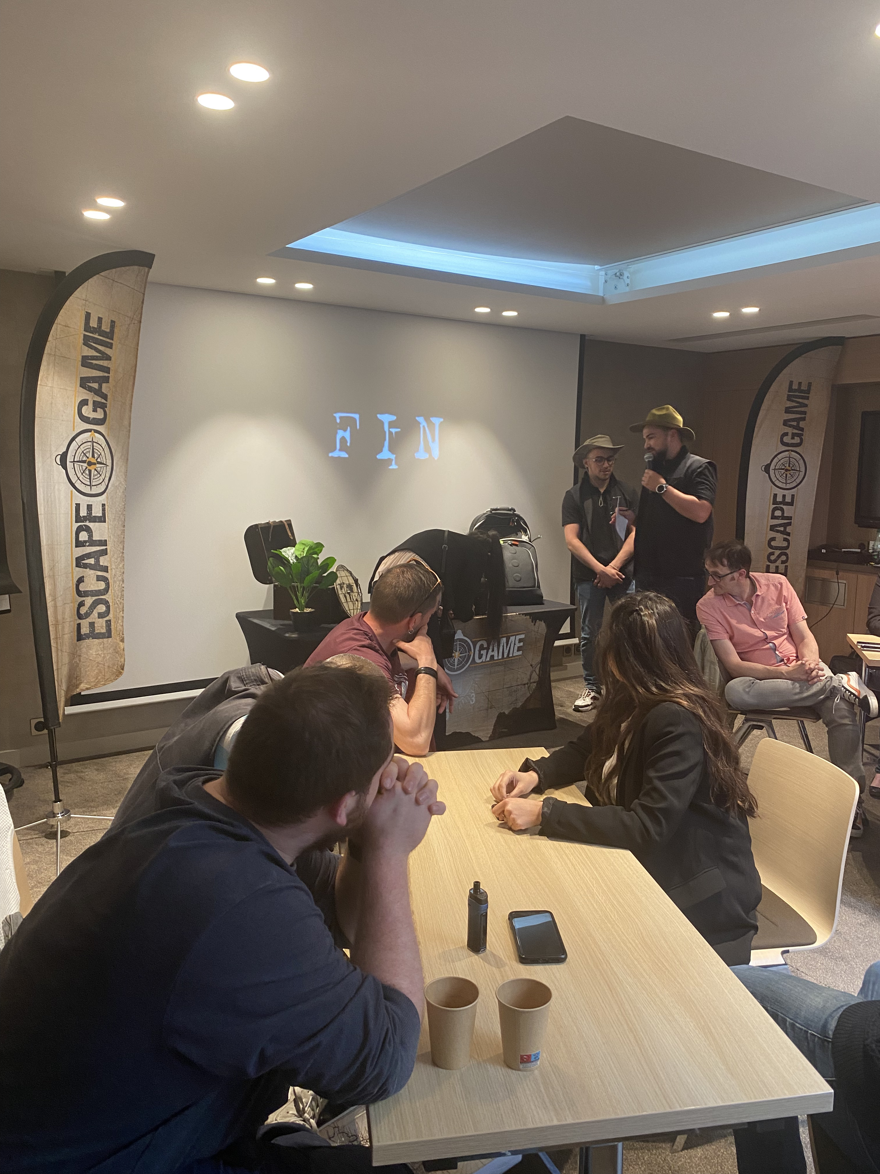 Bedrijfsescape game Brussel Europese wijk deelnemers in overleg · INNOV'events