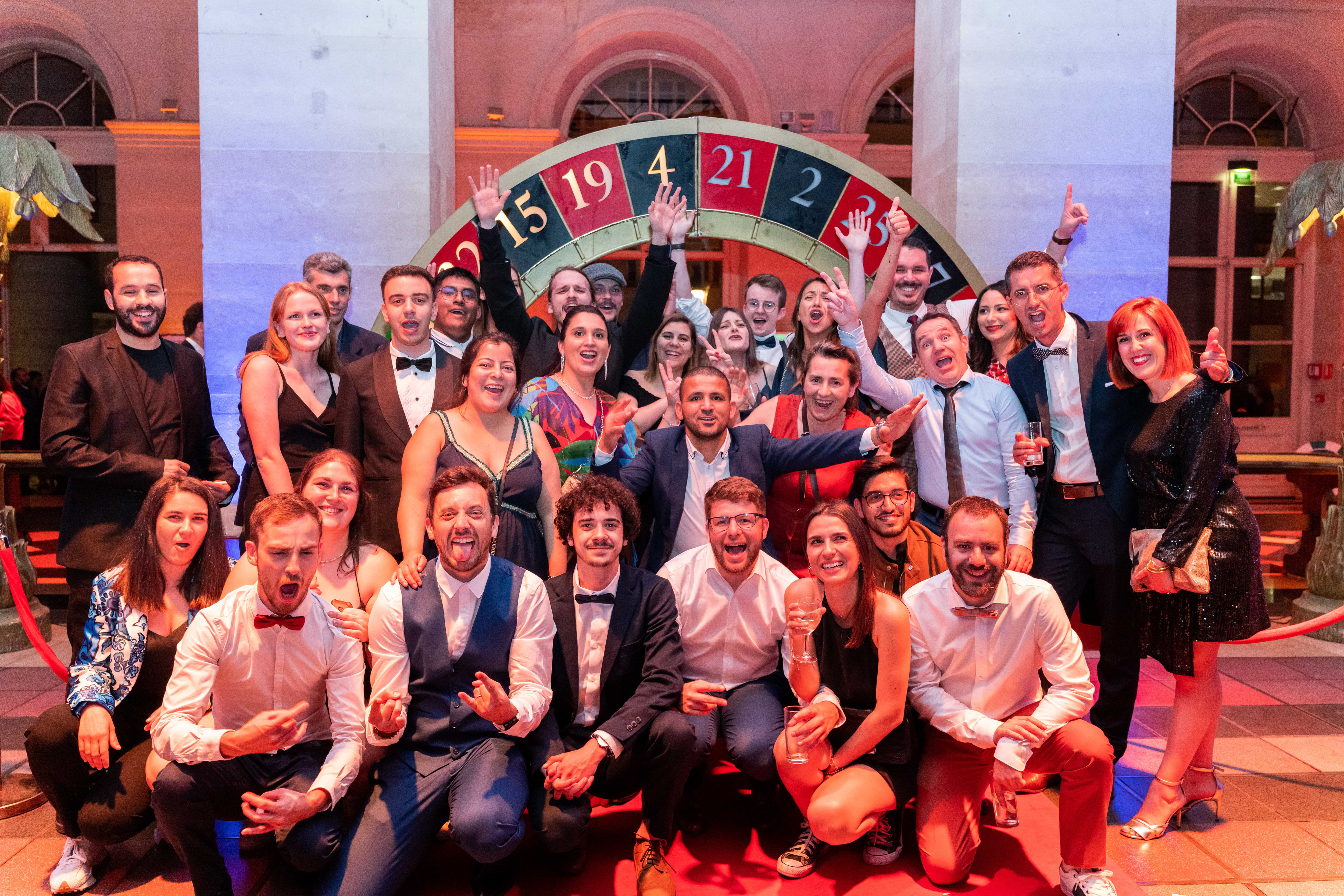Proeverij teambuilding Luik, ploegen met wijnglazen en scorekaarten · INNOV'events