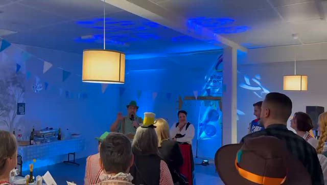 Atelier acting soirée Liège participants en jeu de rôle quartier Hors-Château · INNOV'events