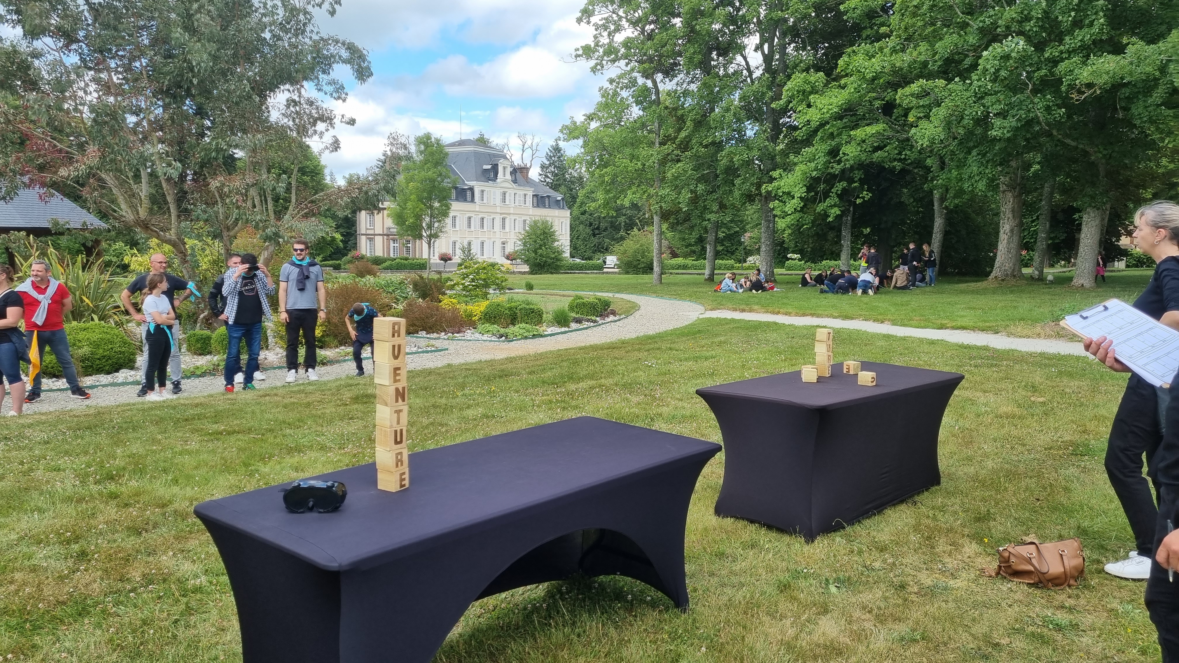 Format mixte jeux géants entreprise Liège cour intérieure et salle · INNOV'events