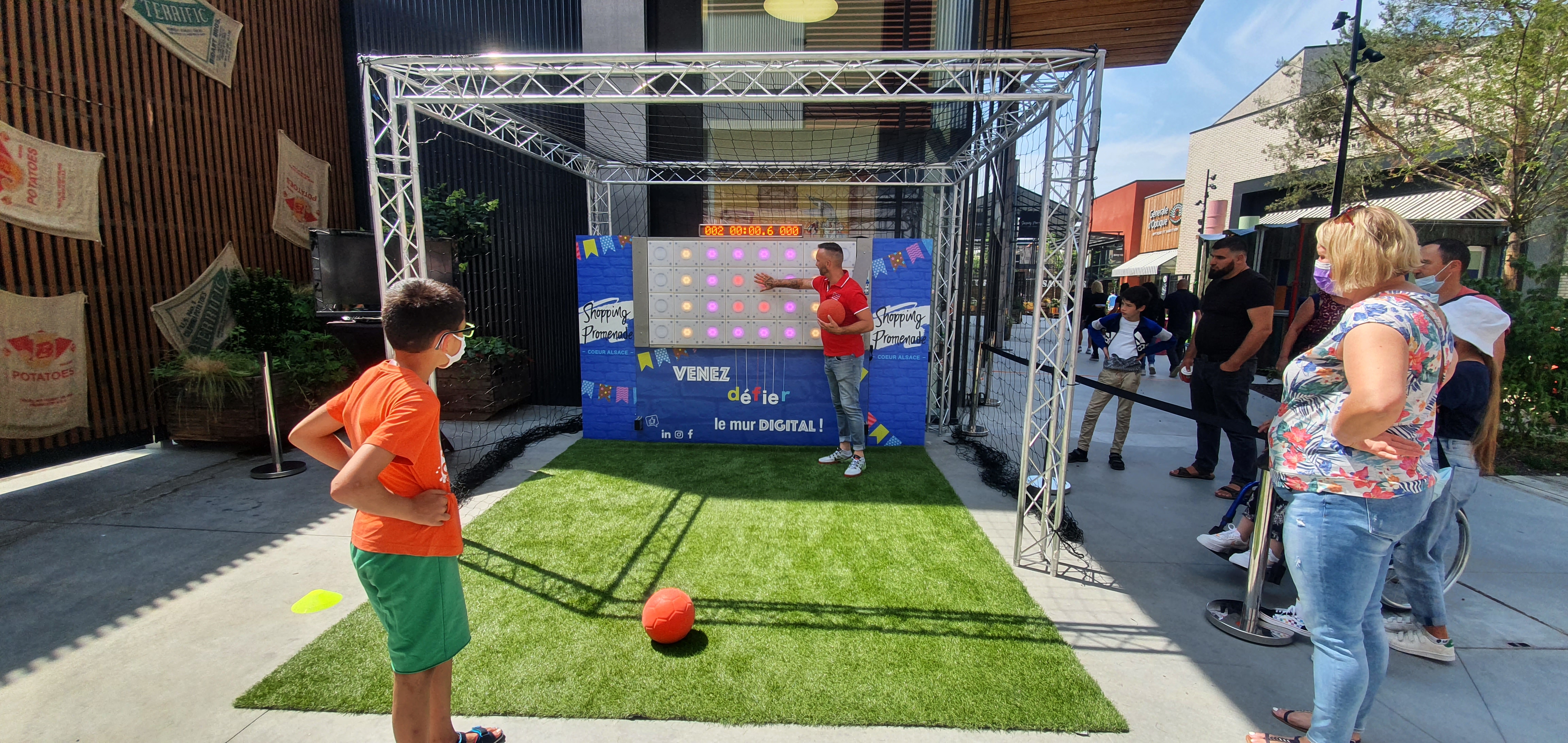 Animation soirée corporate simulateur de football Anvers espace dînatoire · INNOV'events
