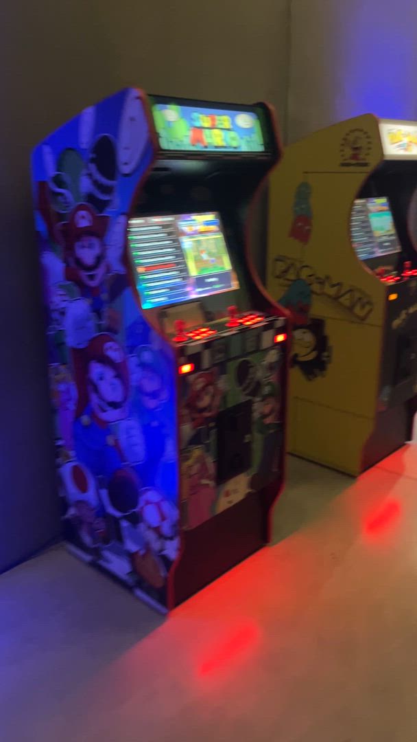 Jeux d'arcade corporate Anvers salle industrielle reconvertie avec écrans géants · INNOV'events organisation d'événements